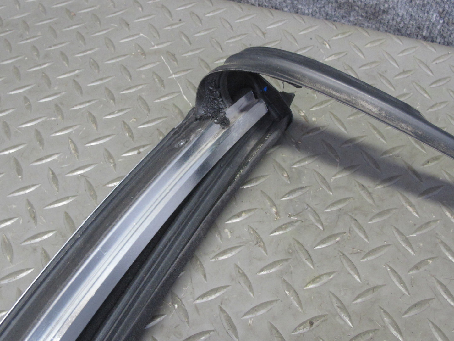 01-06 BMW E46 330ci Convertible Windshield TOP Weatherstrip Rubber Seal OEM