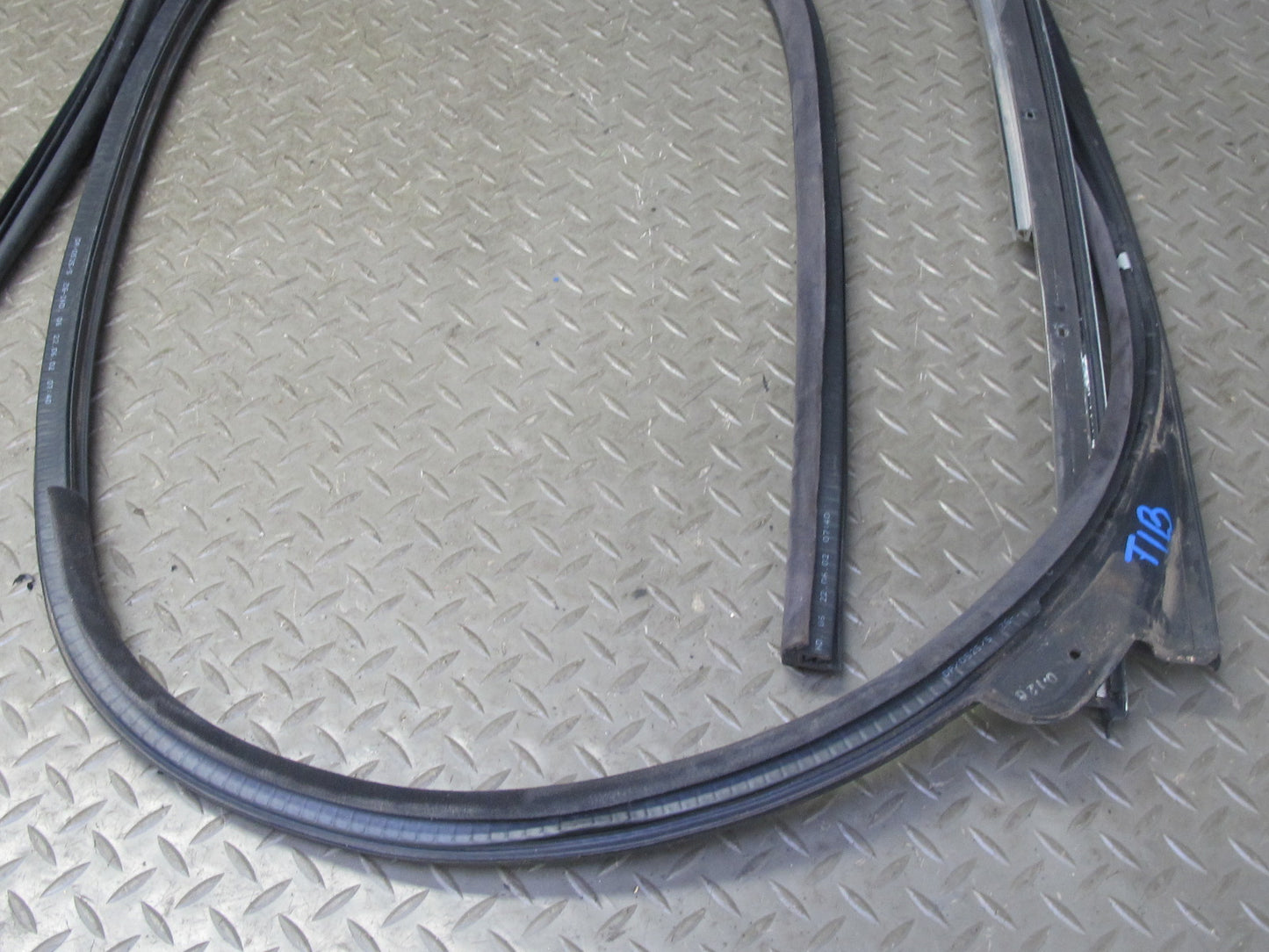 01-06 BMW E46 330ci Convertible Windshield TOP Weatherstrip Rubber Seal OEM