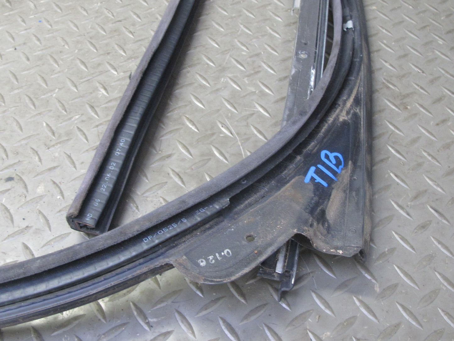 01-06 BMW E46 330ci Convertible Windshield TOP Weatherstrip Rubber Seal OEM