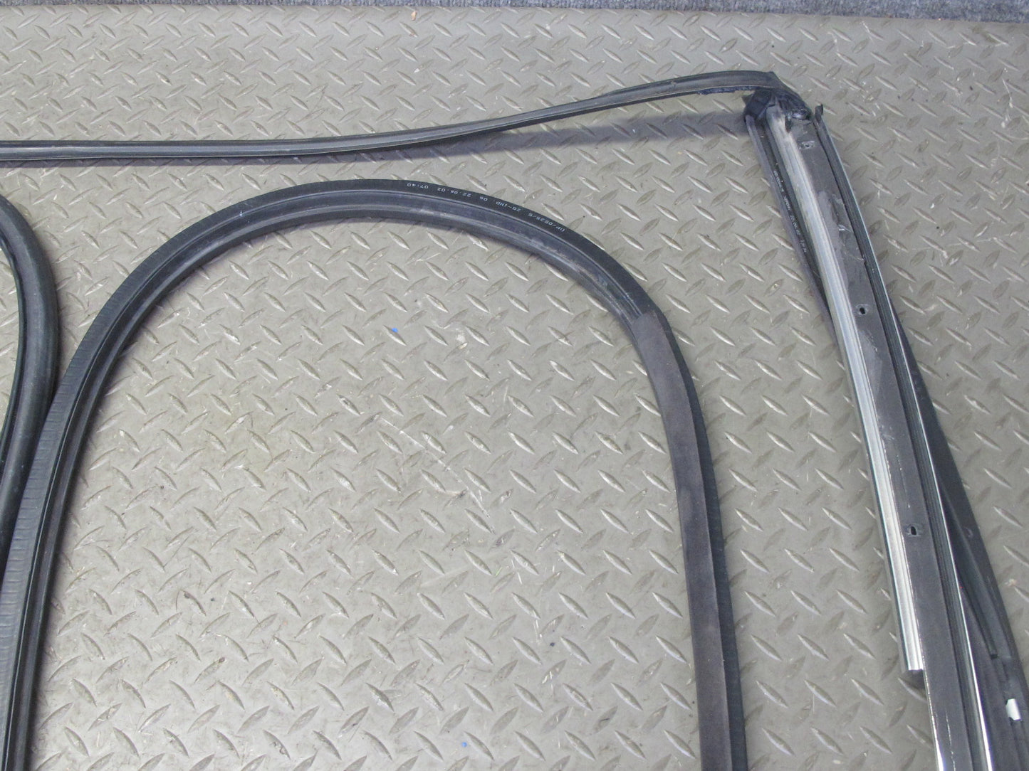 01-06 BMW E46 330ci Convertible Windshield TOP Weatherstrip Rubber Seal OEM