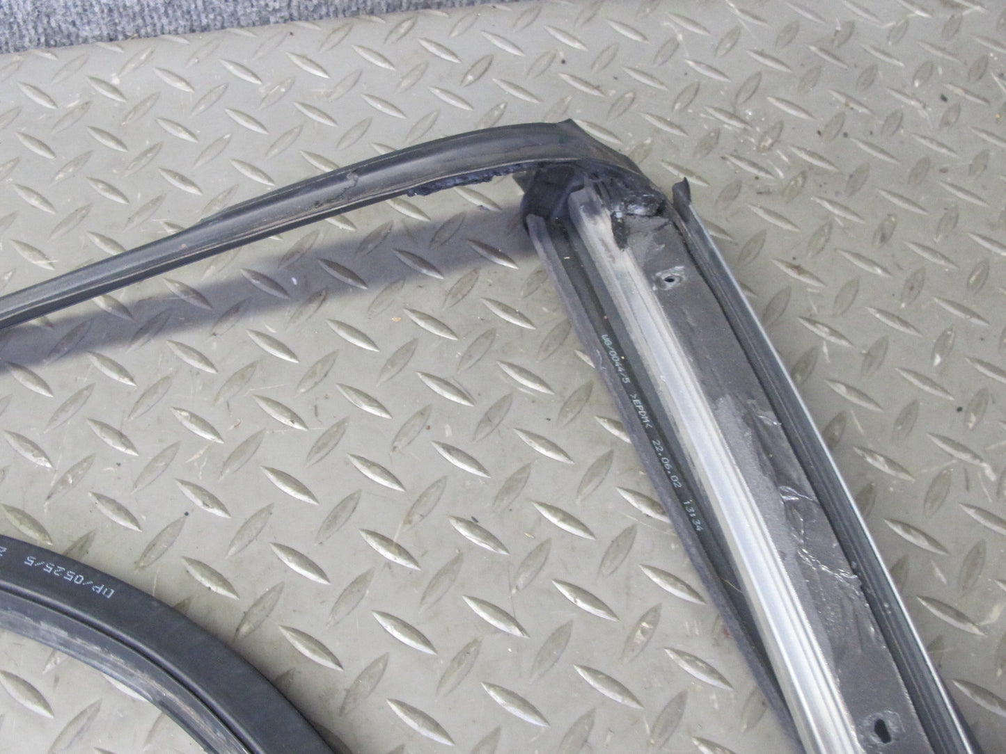 01-06 BMW E46 330ci Convertible Windshield TOP Weatherstrip Rubber Seal OEM