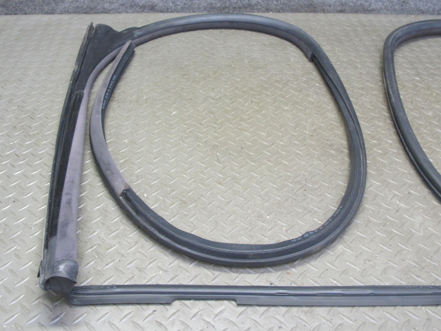 01-06 BMW E46 330ci Convertible Windshield TOP Weatherstrip Rubber Seal OEM