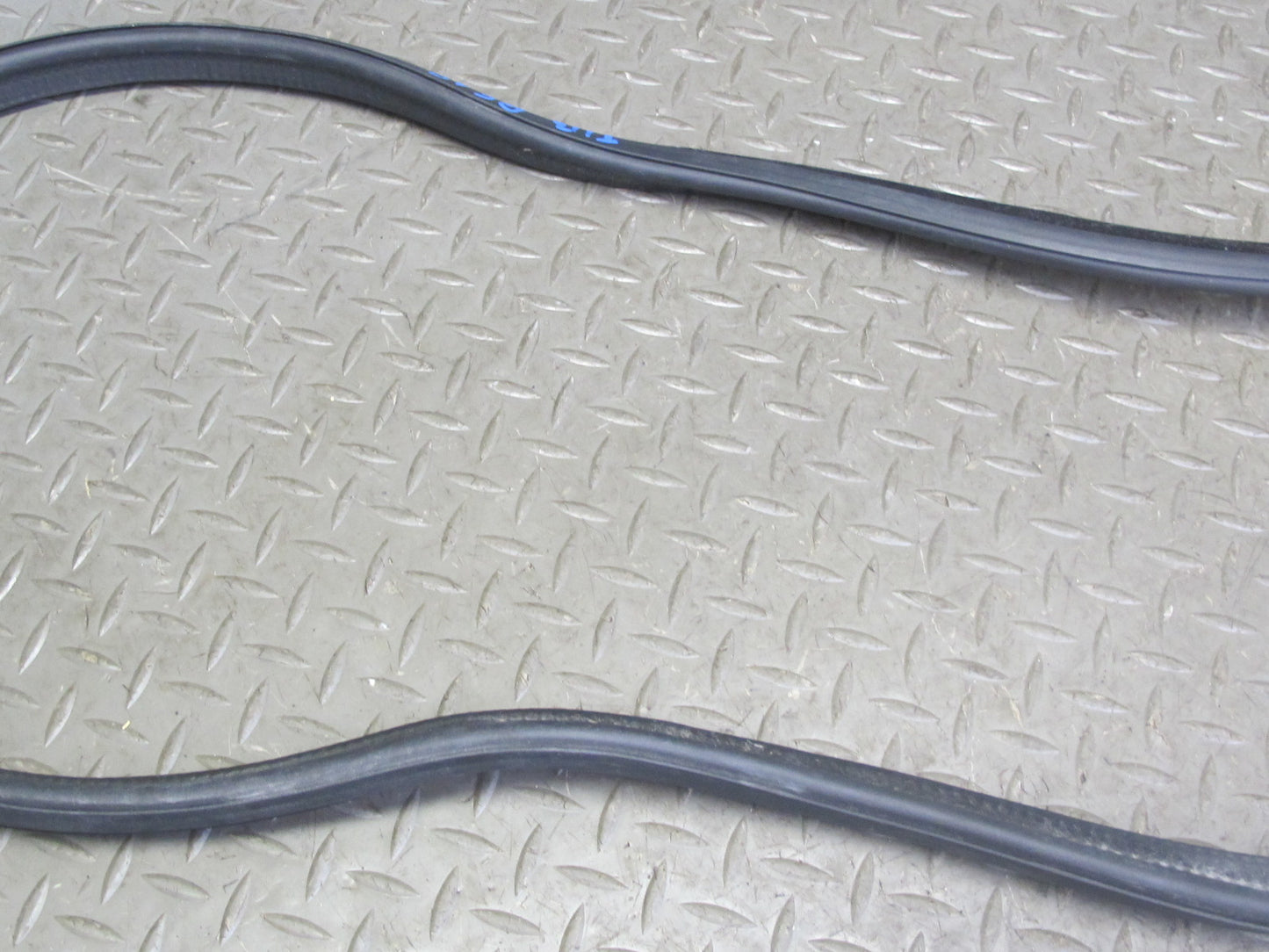 01-06 BMW E46 Convertible Rear Trunk Lid Weatherstrip Rubber Seal Gasket OEM