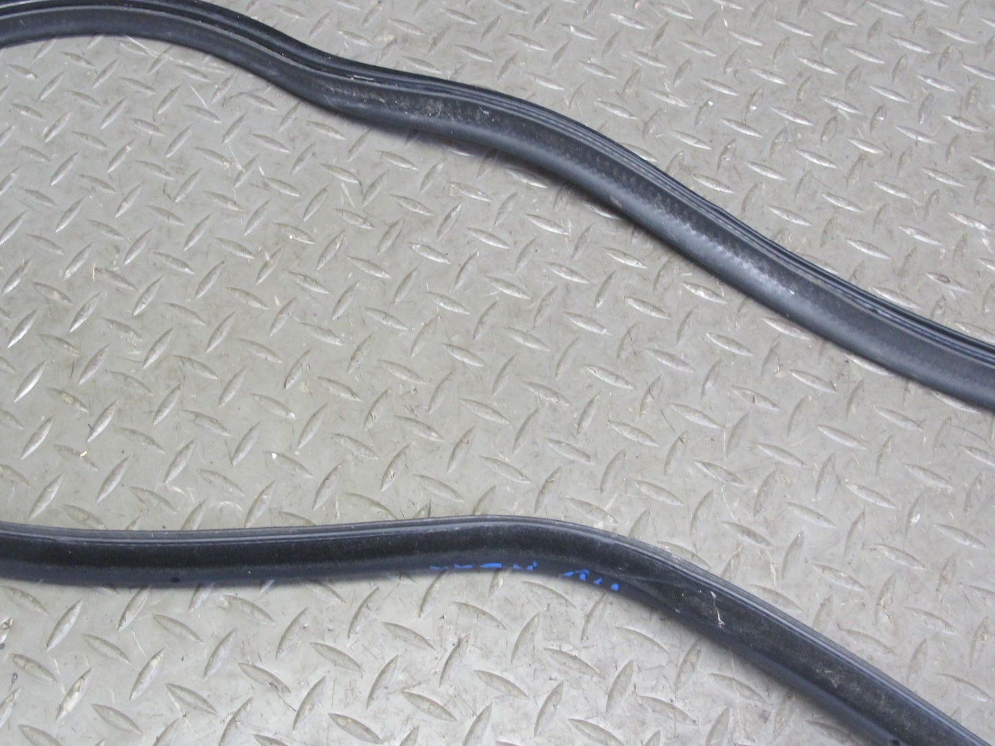 01-06 BMW E46 Convertible Rear Trunk Lid Weatherstrip Rubber Seal Gasket OEM
