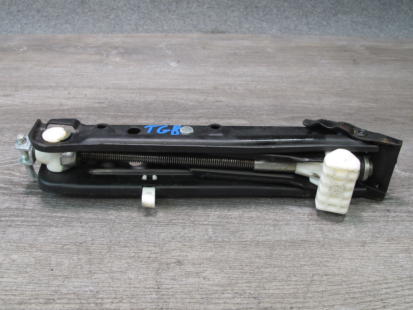 01-06 BMW E46 330i 3-SERIES Emergency Spare Tire Lift Jack 1096202 OEM