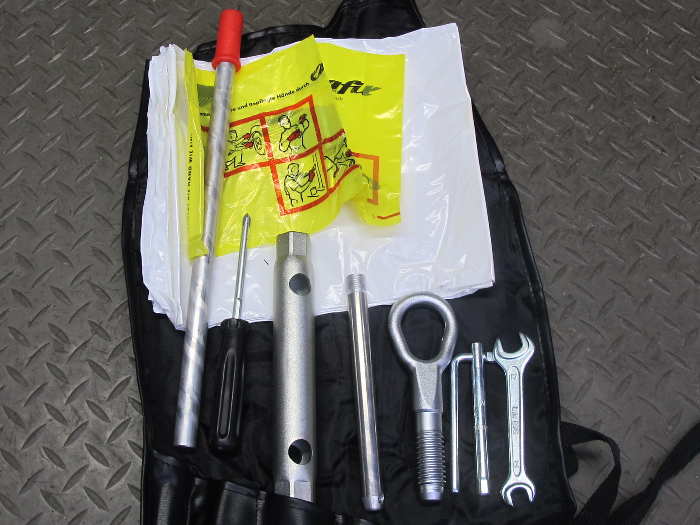 1999-2005 Porsche 911 996 Spare Tire Wheel Tool Jack KIT Set W/ Case & Foam