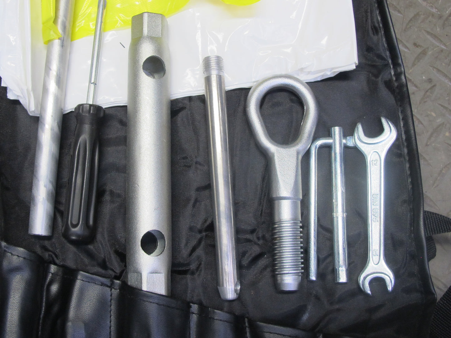 1999-2005 Porsche 911 996 Spare Tire Wheel Tool Jack KIT Set W/ Case & Foam