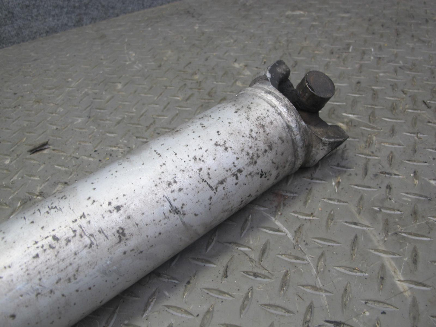 84-96 Chevrolet Corvette C4 Rear A/T Driveshaft Drive Shaft 10054289 OEM