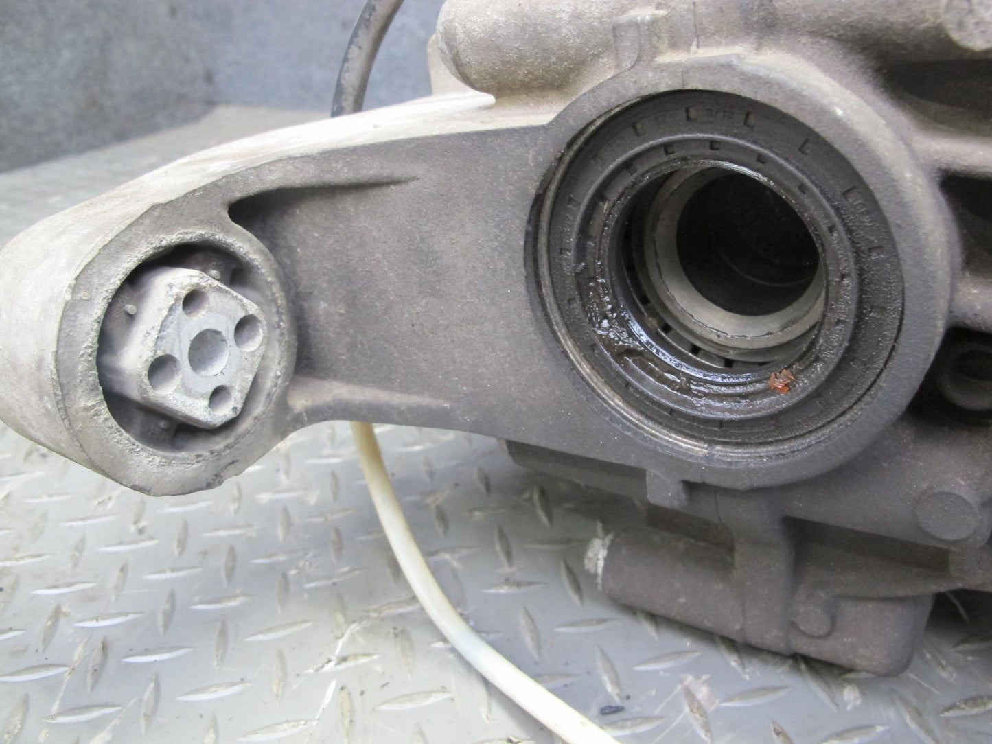 2008-2010 Porsche Cayenne 957 4.8L Turbo Rear Differential Carrier 3.27 Ratio
