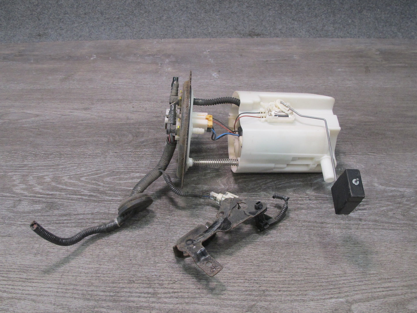 08-09 Lexus UVF46L LS600h Fuel Pump Level Sensor Sending Unit Assembly OEM