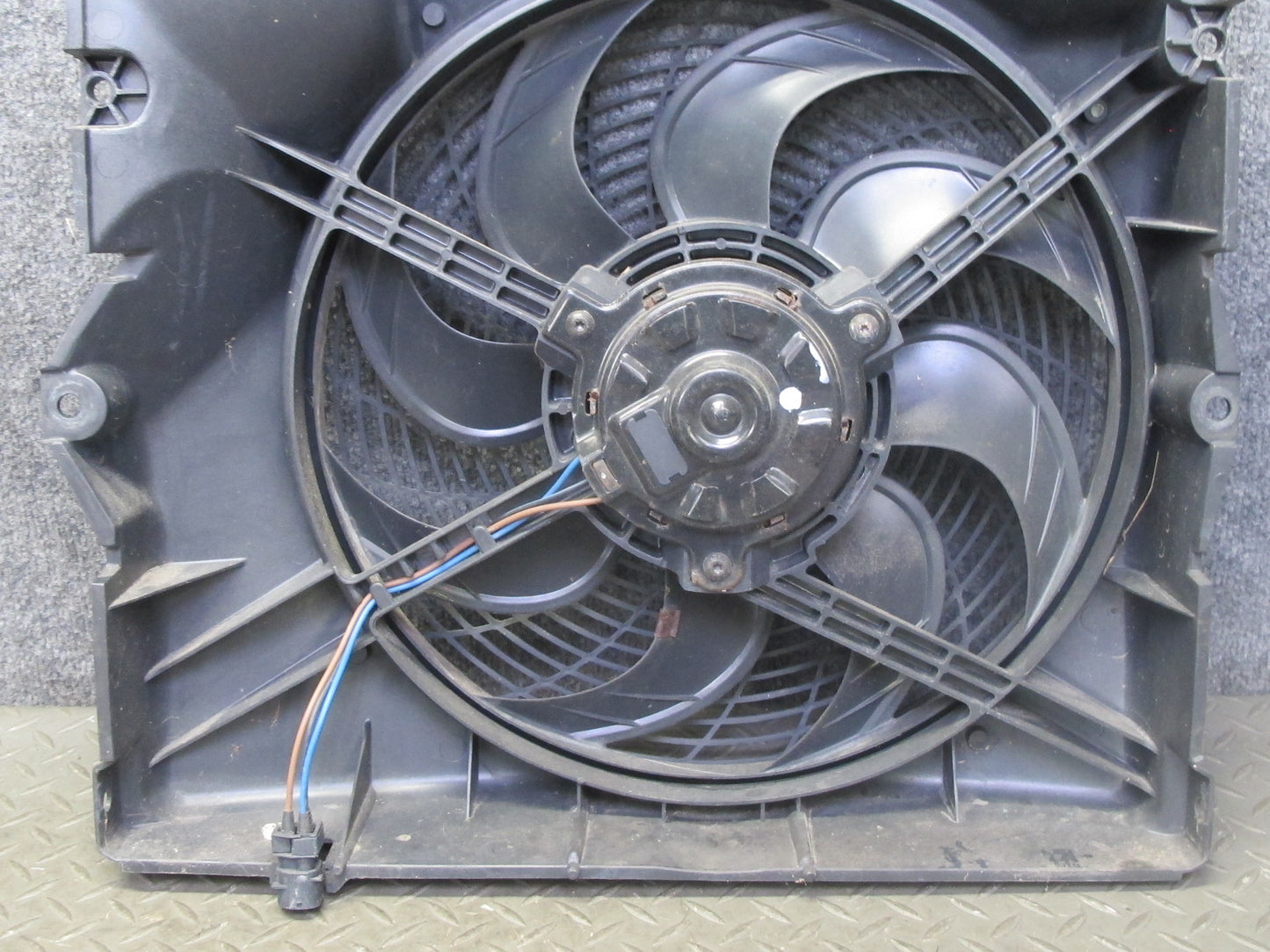 96-99 BMW E36/7 Z3 M44 M52 Engine Cooling Pusher Fan Motor w Shroud 8397474 OEM