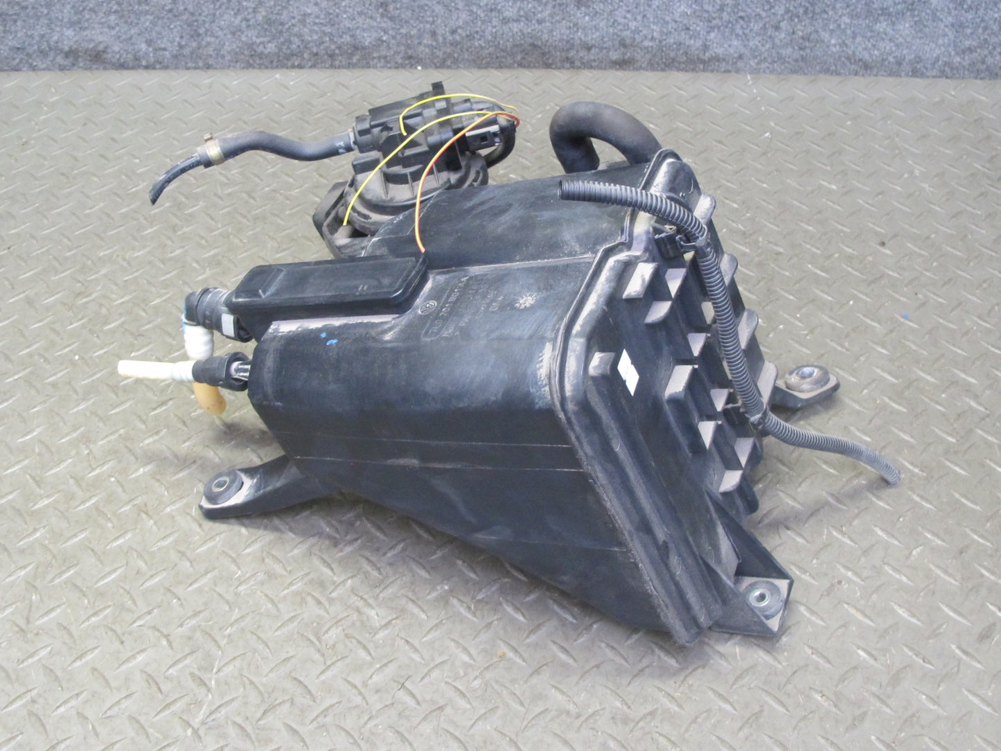 2008-2010 Porsche Cayenne 957 Fuel Emission Vapor Evaporator Charcoal Canister