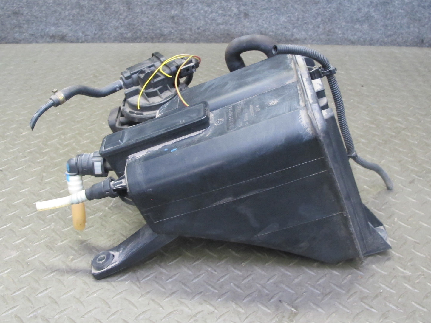 2008-2010 Porsche Cayenne 957 Fuel Emission Vapor Evaporator Charcoal Canister