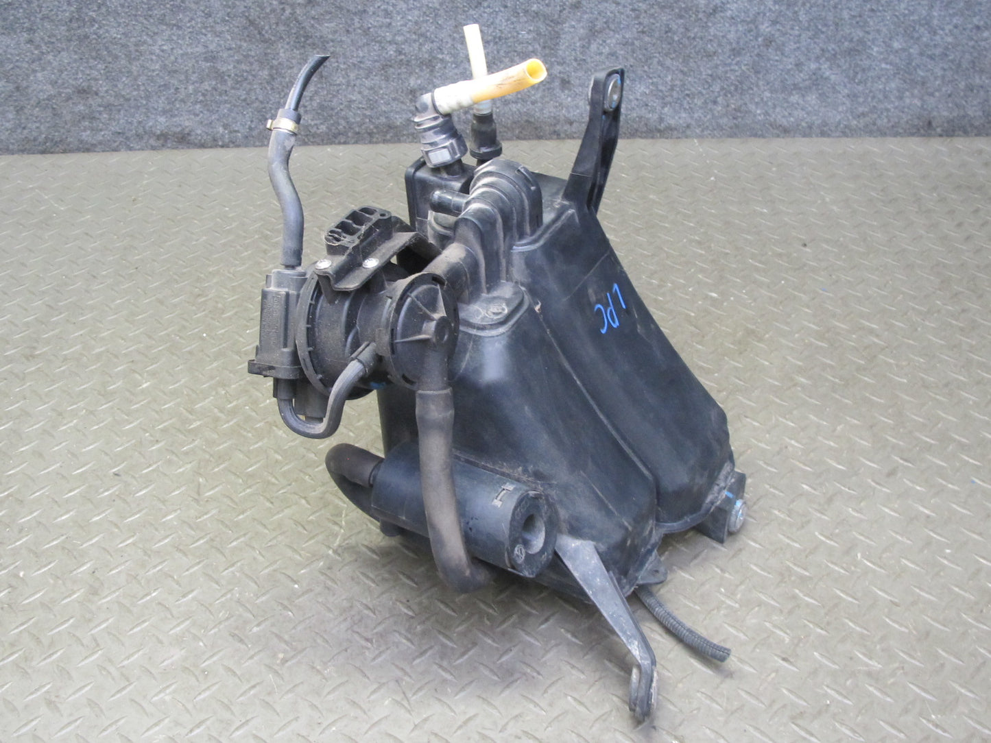 2008-2010 Porsche Cayenne 957 Fuel Emission Vapor Evaporator Charcoal Canister