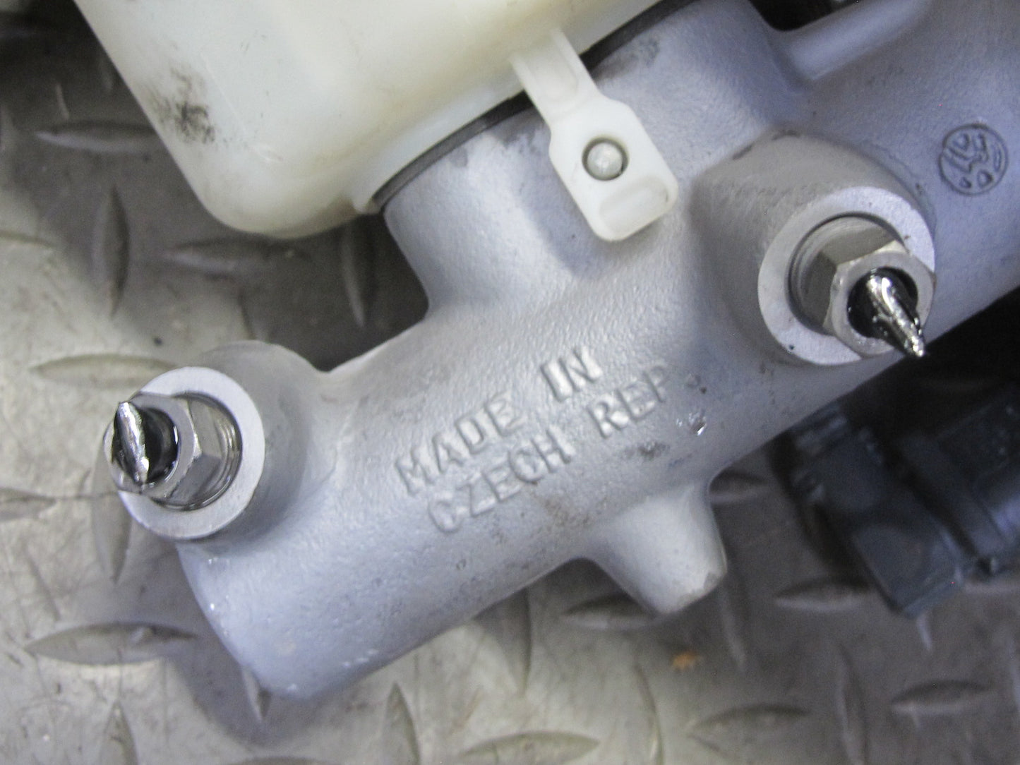 2008-2010 Porsche Cayenne 957 Brake Master Cylinder Booster Fluid Reservoir