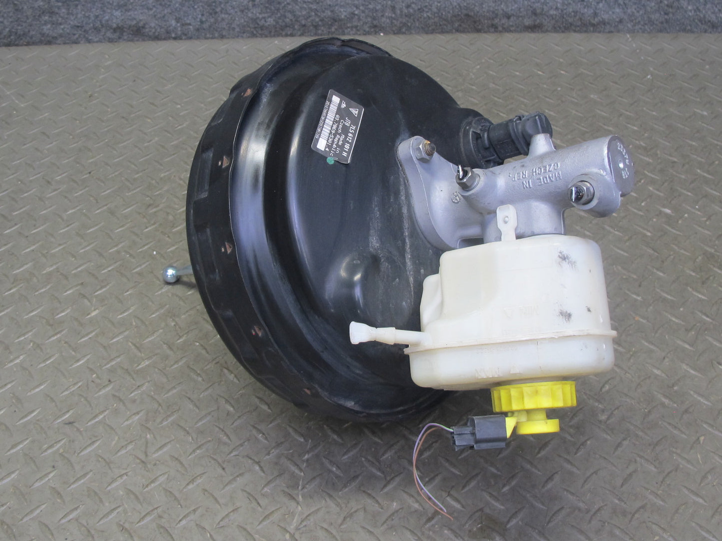 2008-2010 Porsche Cayenne 957 Brake Master Cylinder Booster Fluid Reservoir