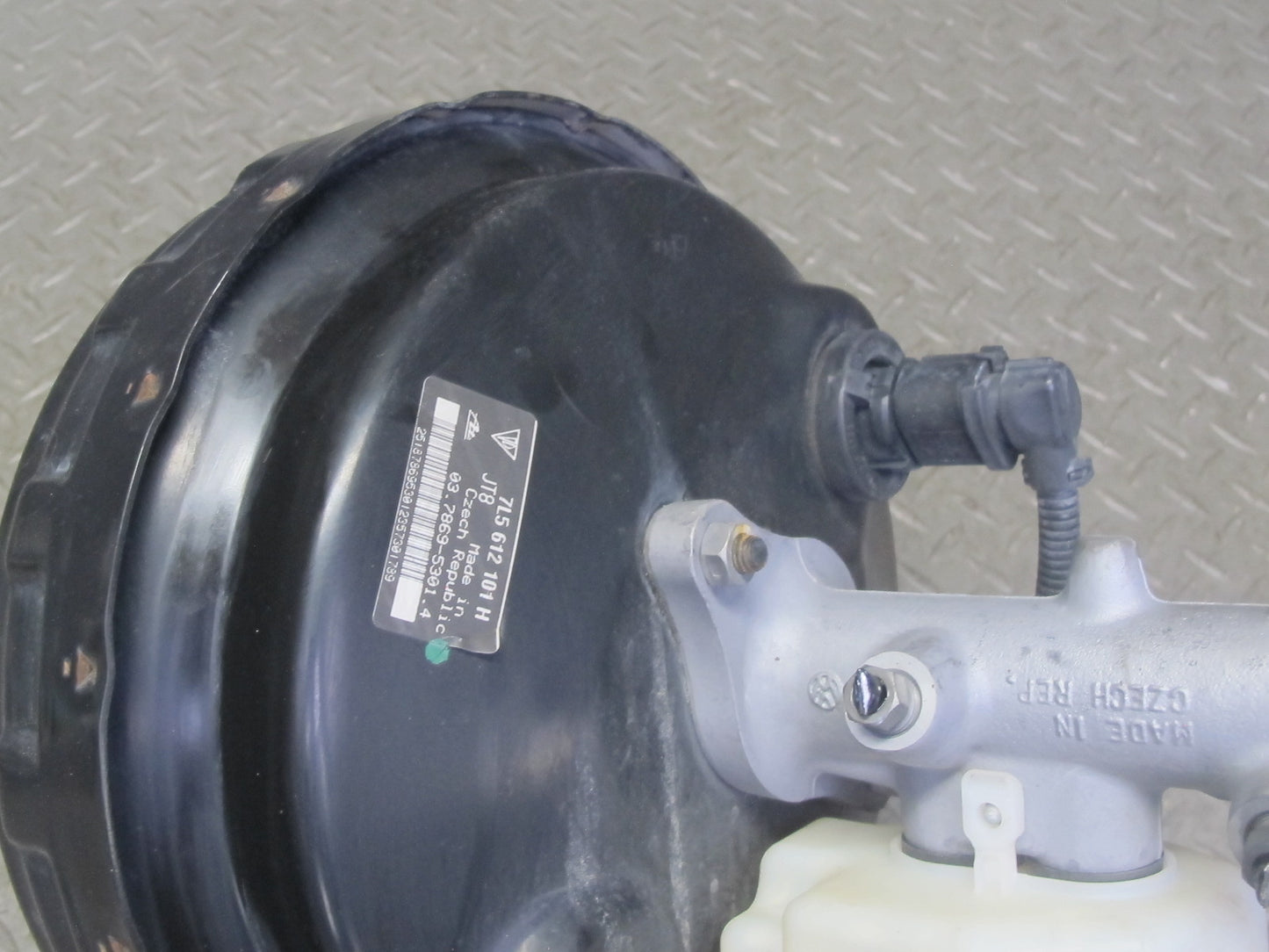 2008-2010 Porsche Cayenne 957 Brake Master Cylinder Booster Fluid Reservoir