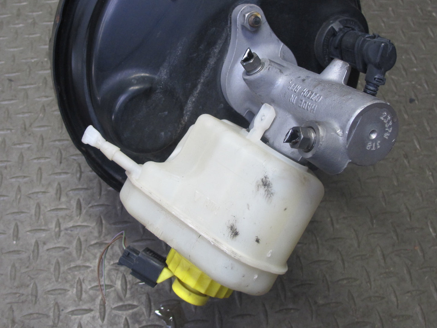 2008-2010 Porsche Cayenne 957 Brake Master Cylinder Booster Fluid Reservoir