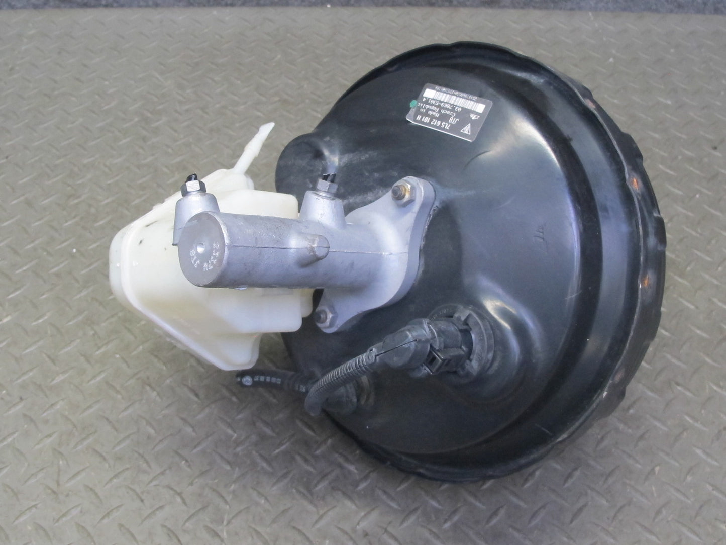 2008-2010 Porsche Cayenne 957 Brake Master Cylinder Booster Fluid Reservoir