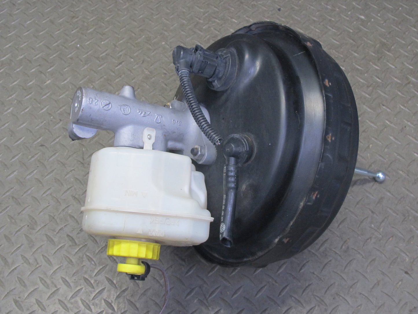 2008-2010 Porsche Cayenne 957 Brake Master Cylinder Booster Fluid Reservoir