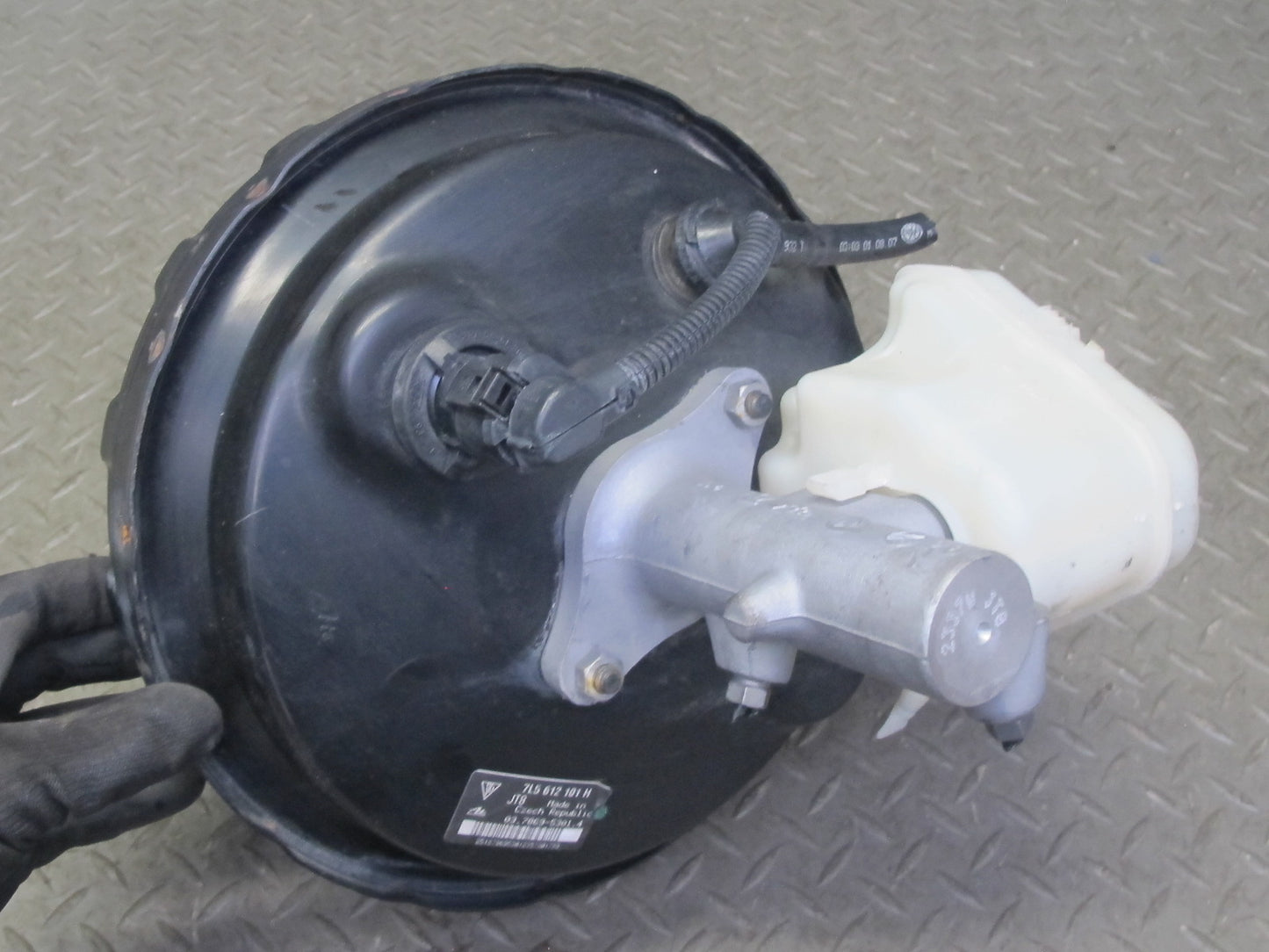 2008-2010 Porsche Cayenne 957 Brake Master Cylinder Booster Fluid Reservoir