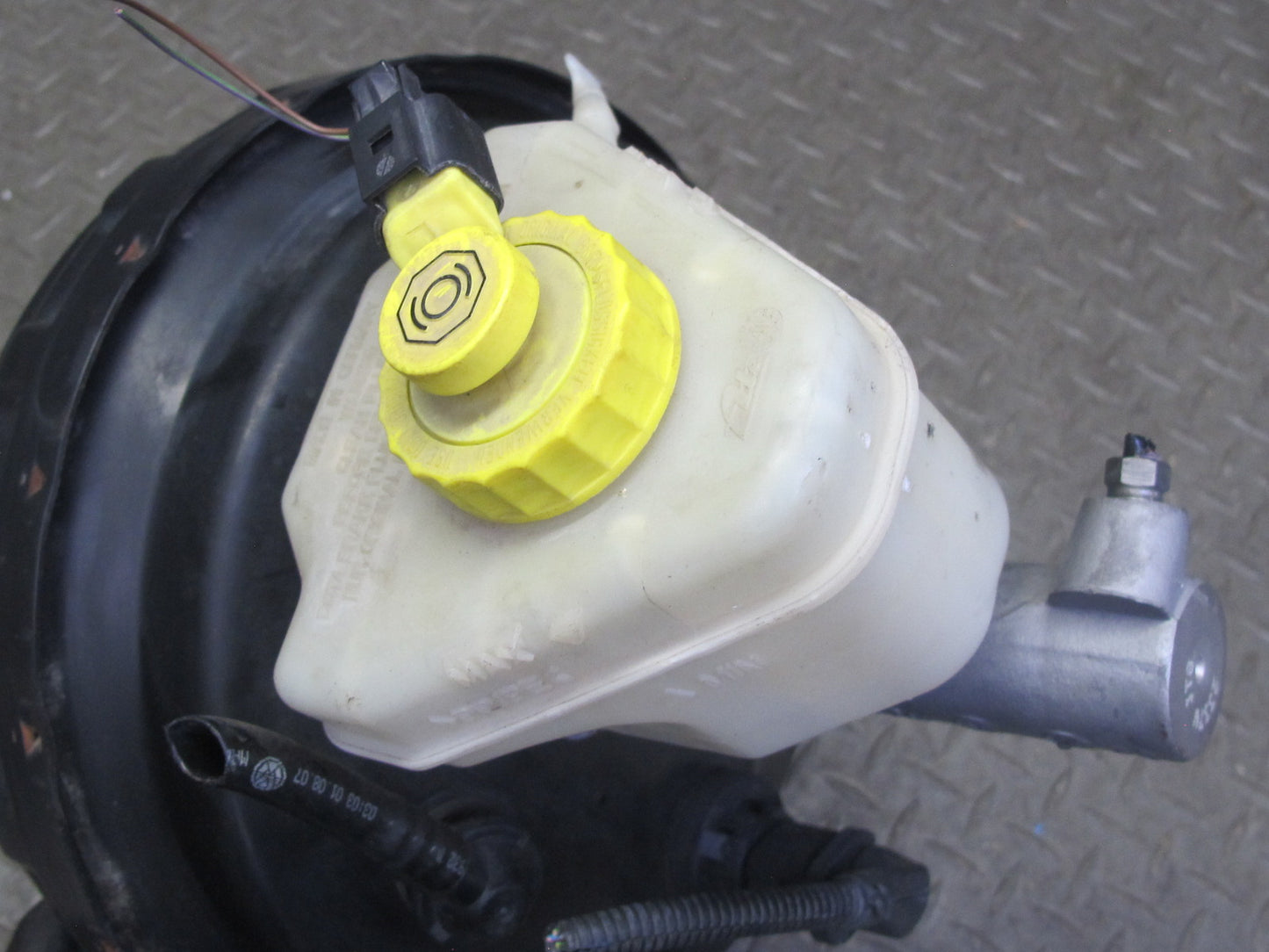 2008-2010 Porsche Cayenne 957 Brake Master Cylinder Booster Fluid Reservoir