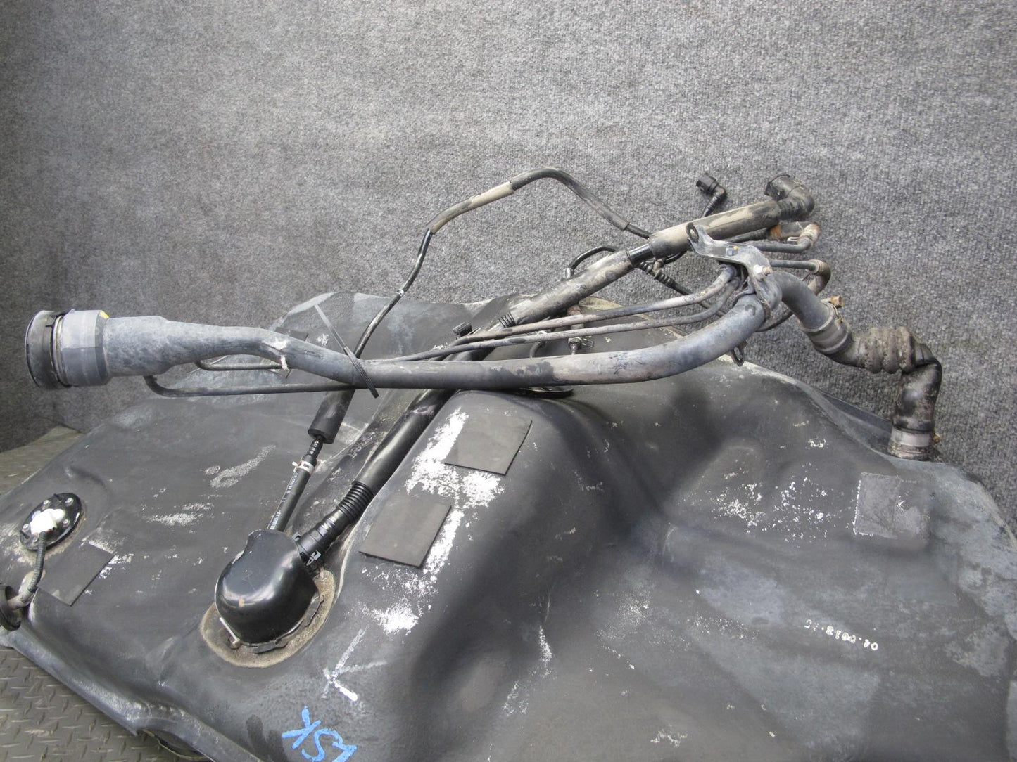 01-05 Lexus UCF30L LS430 Gas Fuel Tank w Filler Neck & Heat Shield Assembly OEM