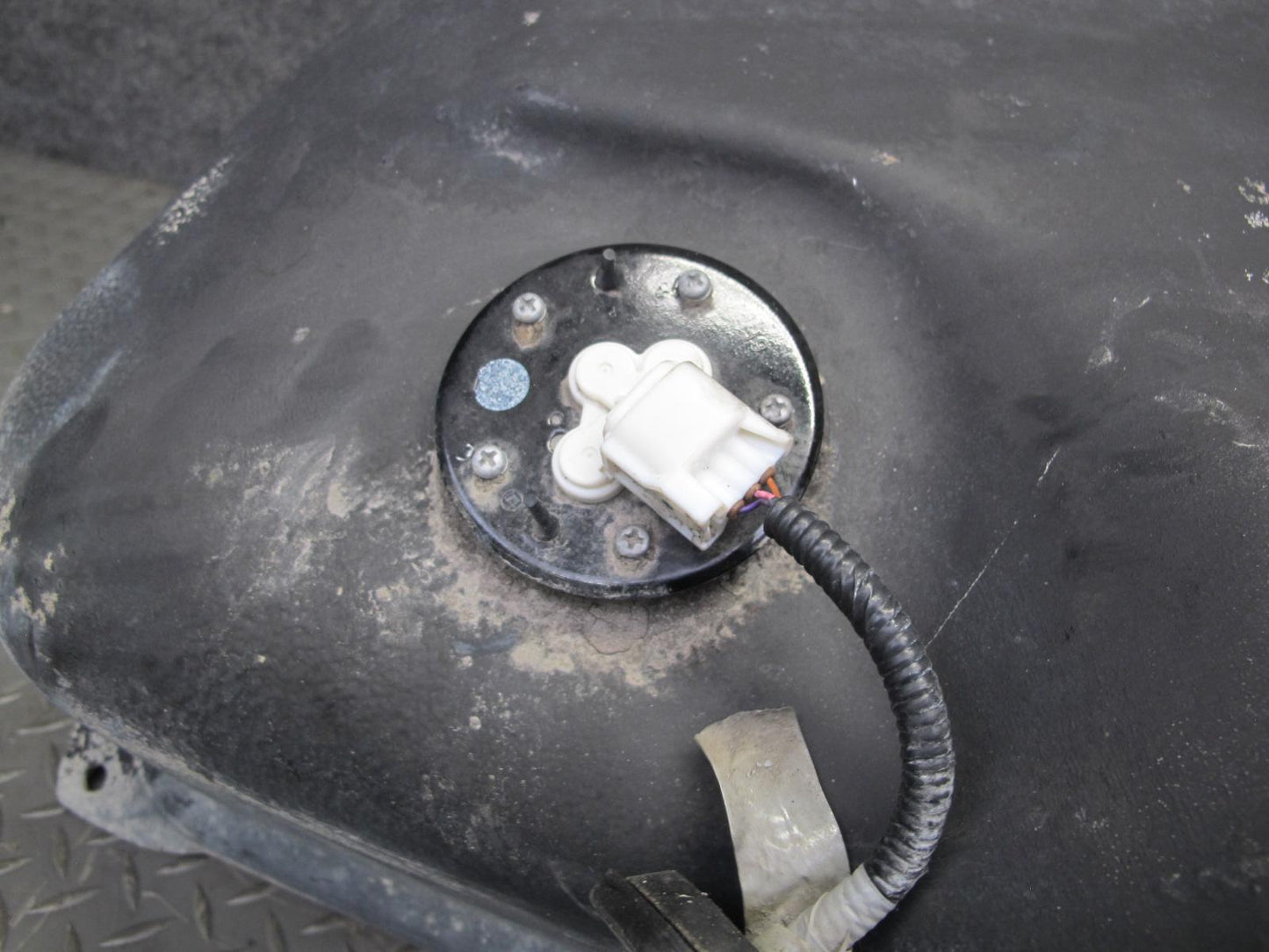 01-05 Lexus UCF30L LS430 Gas Fuel Tank w Filler Neck & Heat Shield Assembly OEM