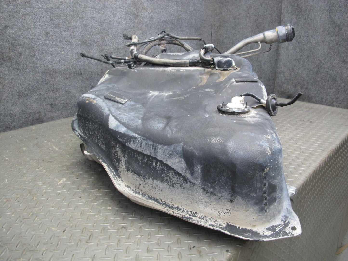 01-05 Lexus UCF30L LS430 Gas Fuel Tank w Filler Neck & Heat Shield Assembly OEM