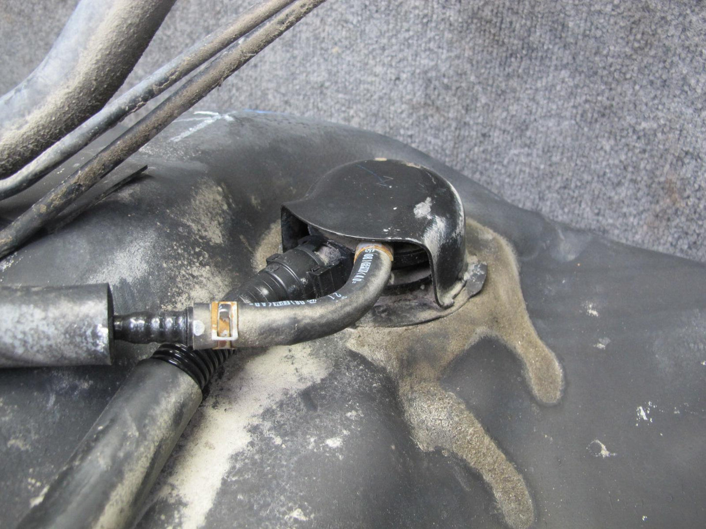 01-05 Lexus UCF30L LS430 Gas Fuel Tank w Filler Neck & Heat Shield Assembly OEM