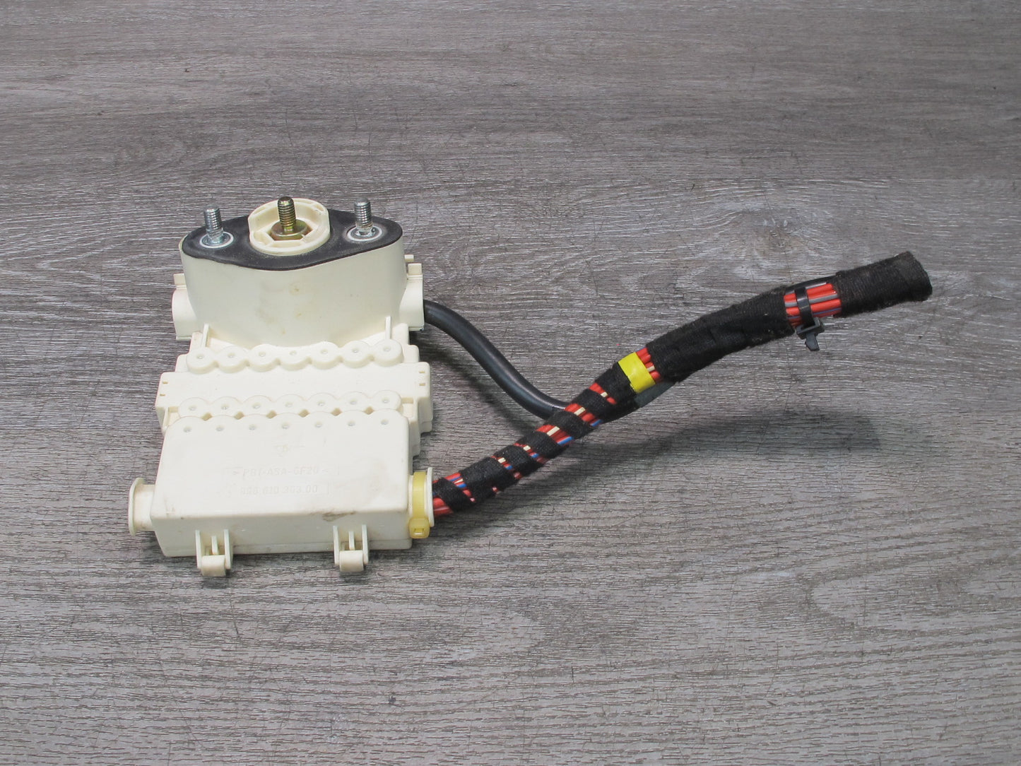 1999-2005 Porsche 911 Carrera 996 Fuse Box Power Distribution Relay 99661030100