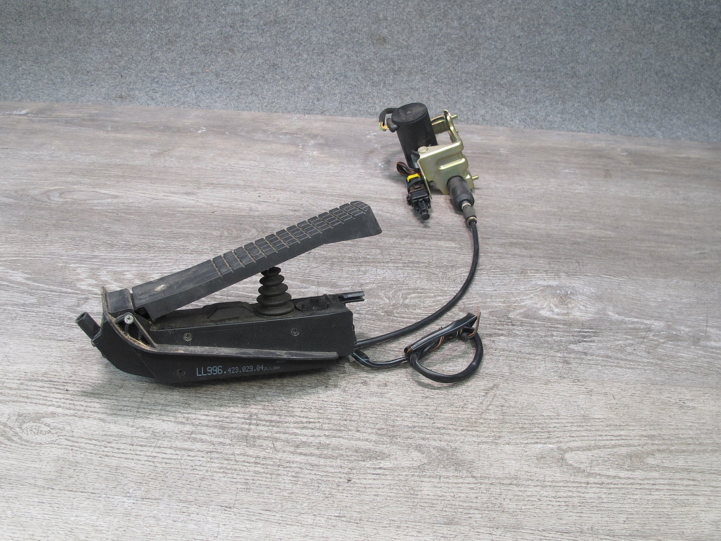 02-05 Porsche 911 996 A/T Gas Acceleration Pedal W/ Cable & Sensor 99642302904