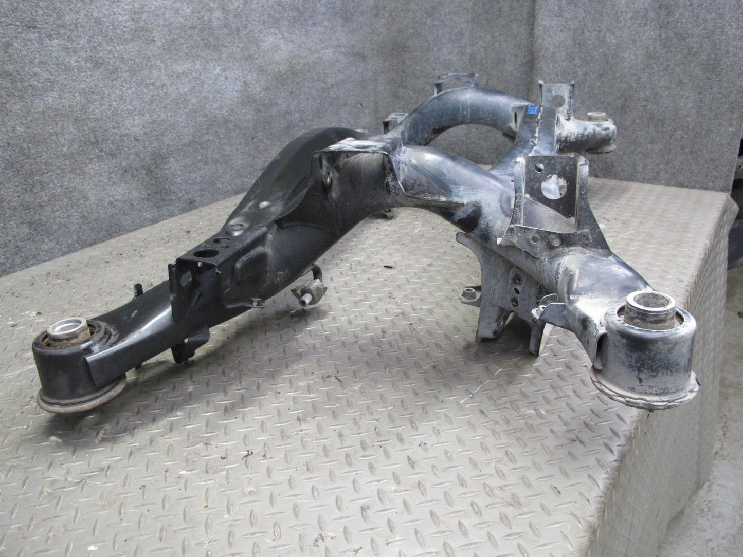 01-06 Lexus UCF30L LS430 Rear Suspension Subframe Crossmember Carrier OEM