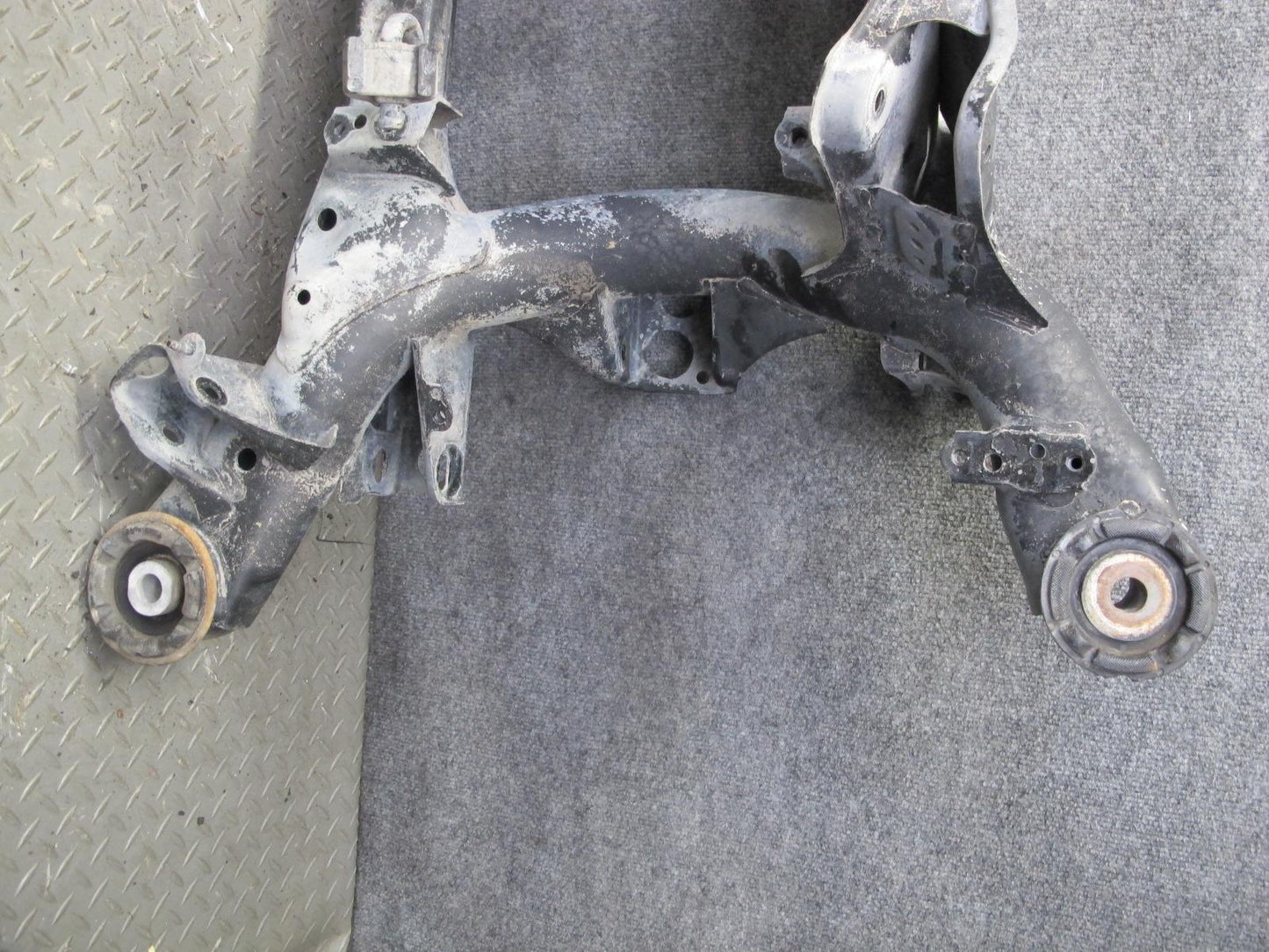 01-06 Lexus UCF30L LS430 Rear Suspension Subframe Crossmember Carrier OEM