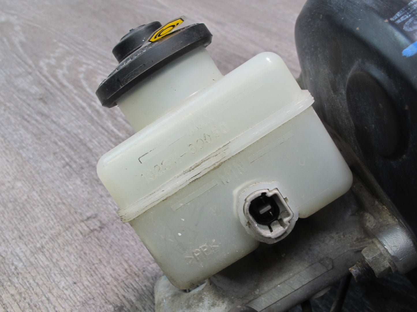 00-05 Toyota MR2 Spyder ZZW30L Brake Master Cylinder Booster Fluid Reservoir OEM