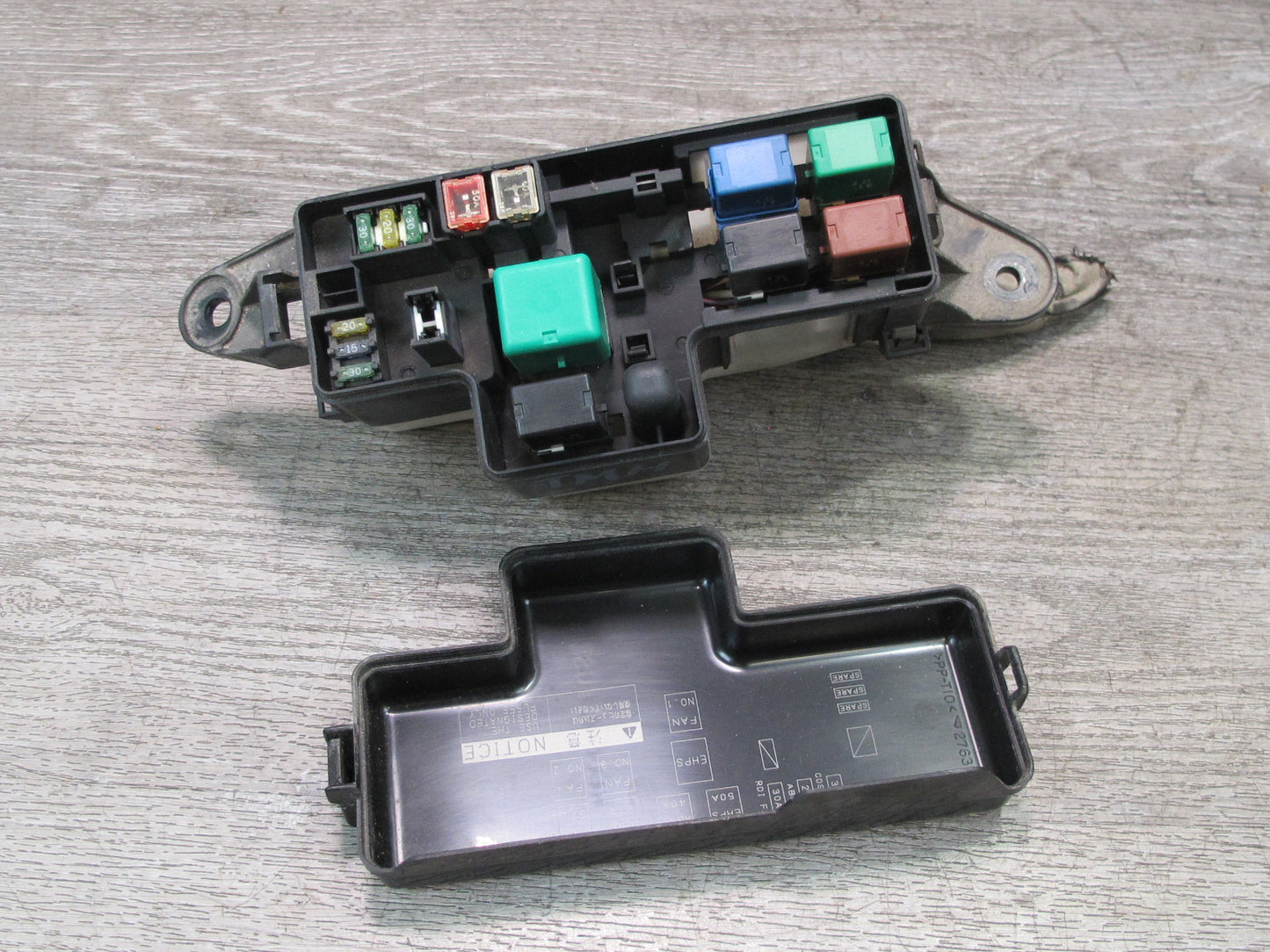 00-05 Toyota MR2 Spyder Front Left Fuse Relay Box Module OEM