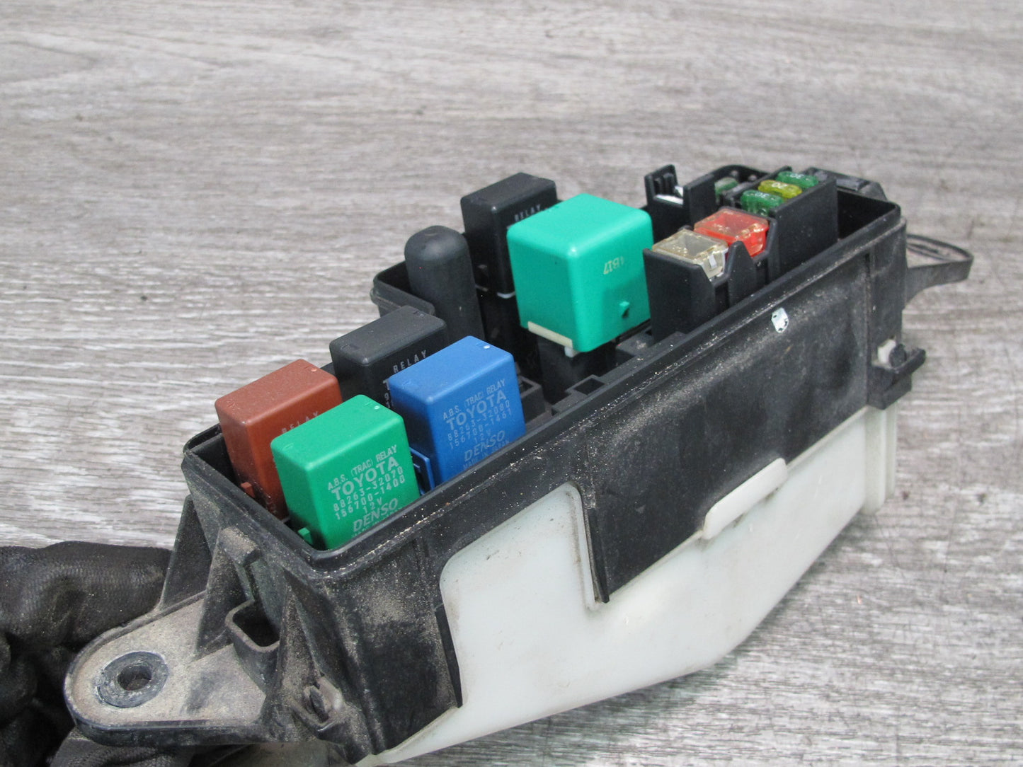 00-05 Toyota MR2 Spyder Front Left Fuse Relay Box Module OEM