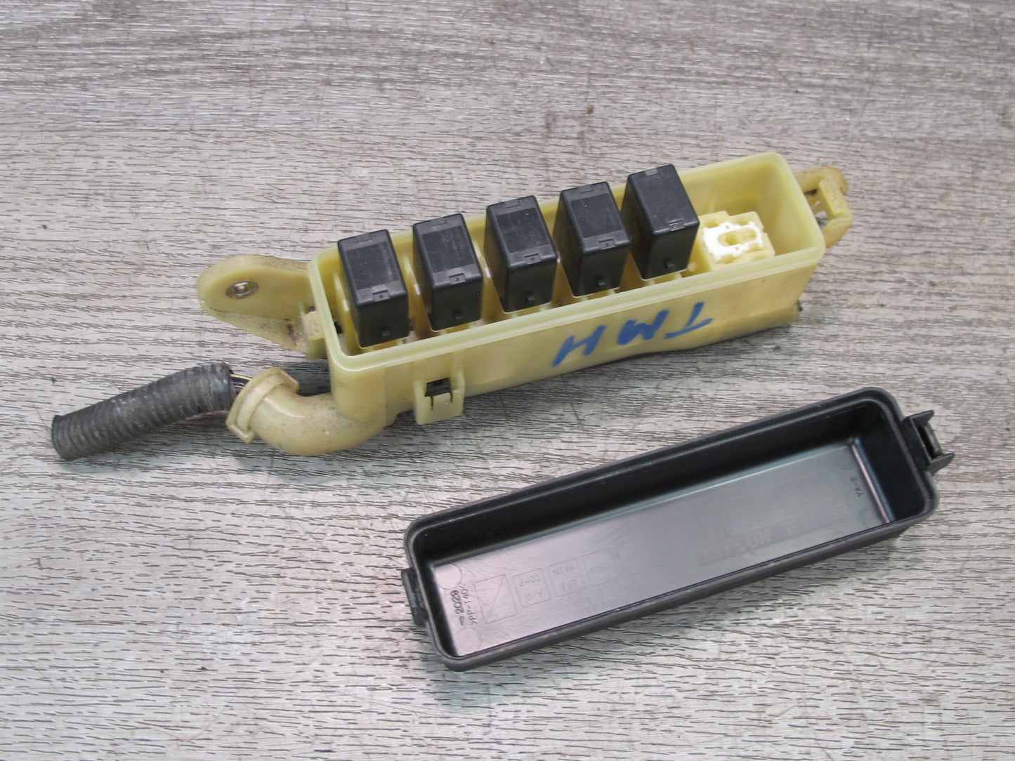 00-05 Toyota MR2 Spyder Interior Fuse Relay Box Module OEM