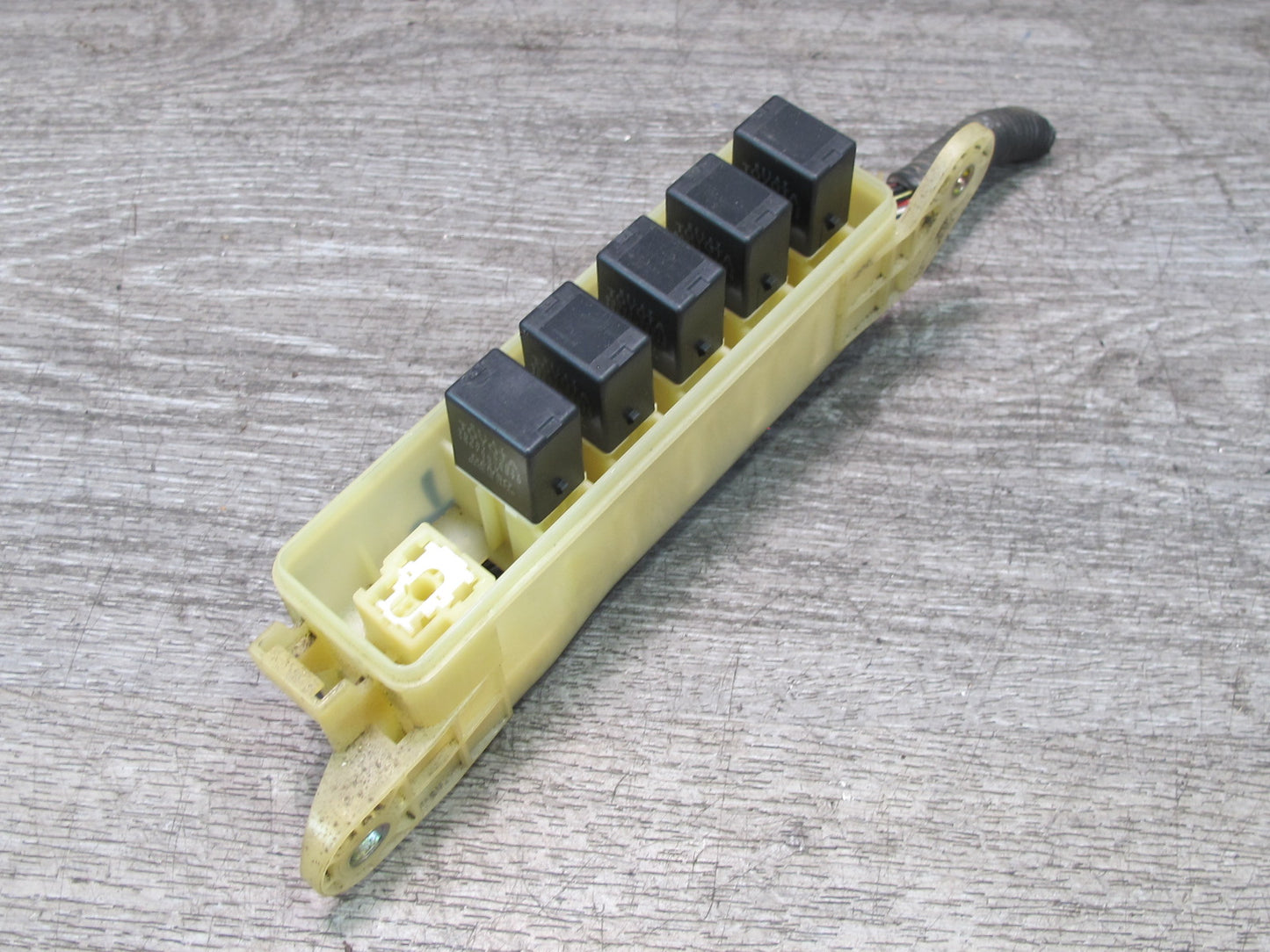 00-05 Toyota MR2 Spyder Interior Fuse Relay Box Module OEM