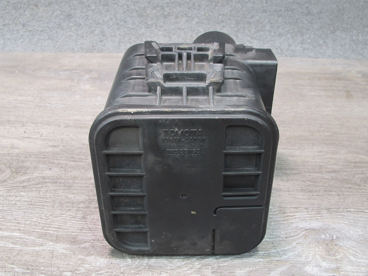 1997 Lexus UZZ30L SC400 Fuel Evap Vapor Charcoal Canister 77740-24050 OEM