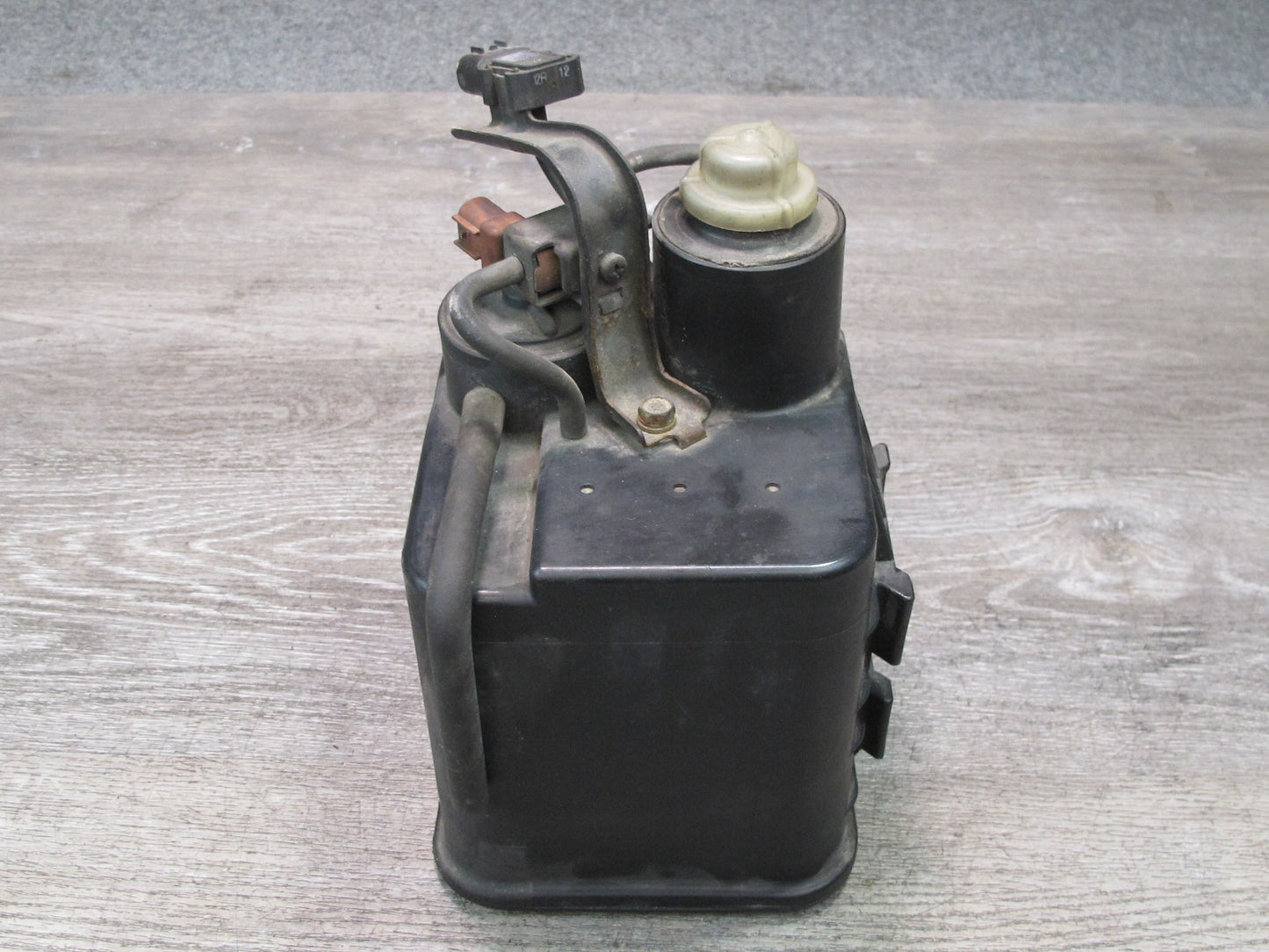 1997 Lexus UZZ30L SC400 Fuel Evap Vapor Charcoal Canister 77740-24050 OEM