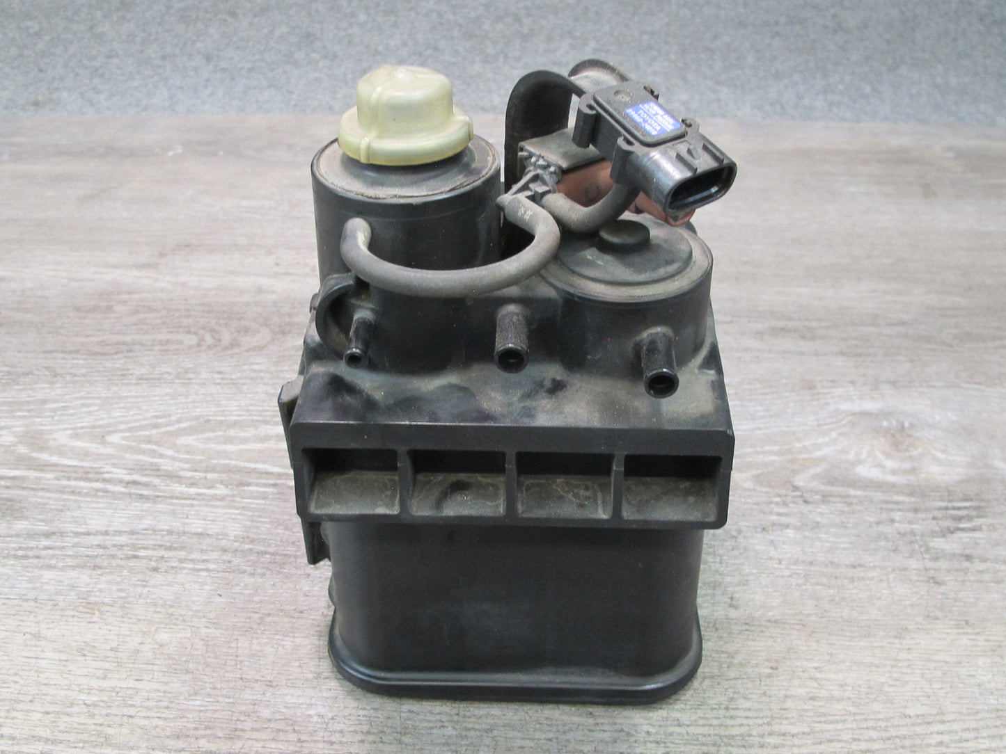 1997 Lexus UZZ30L SC400 Fuel Evap Vapor Charcoal Canister 77740-24050 OEM