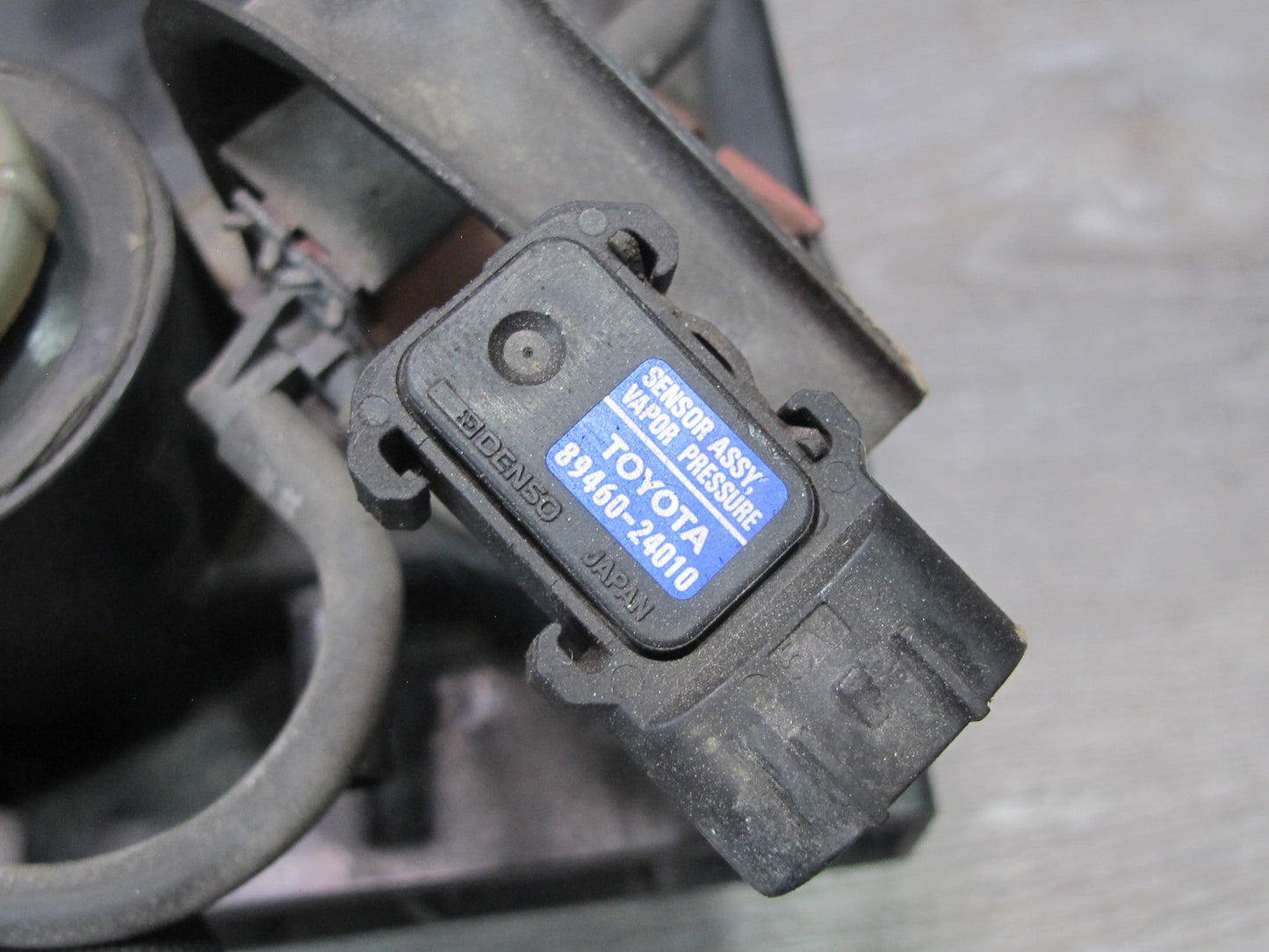 1997 Lexus UZZ30L SC400 Fuel Evap Vapor Charcoal Canister 77740-24050 OEM