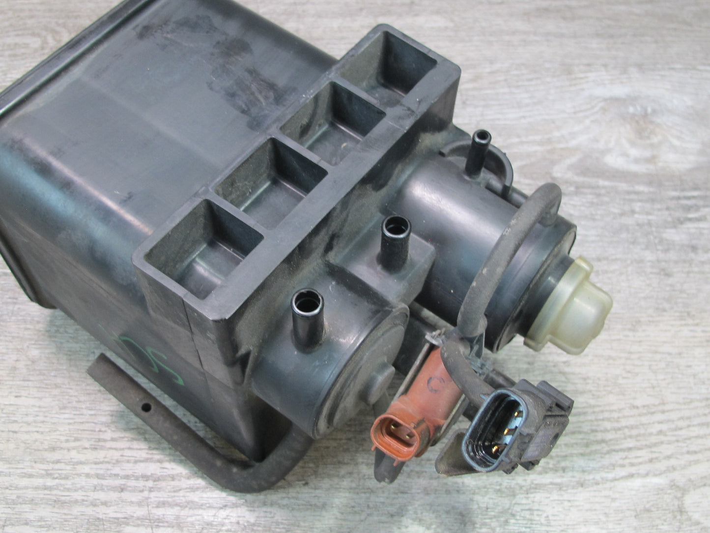 1997 Lexus UZZ30L SC400 Fuel Evap Vapor Charcoal Canister 77740-24050 OEM