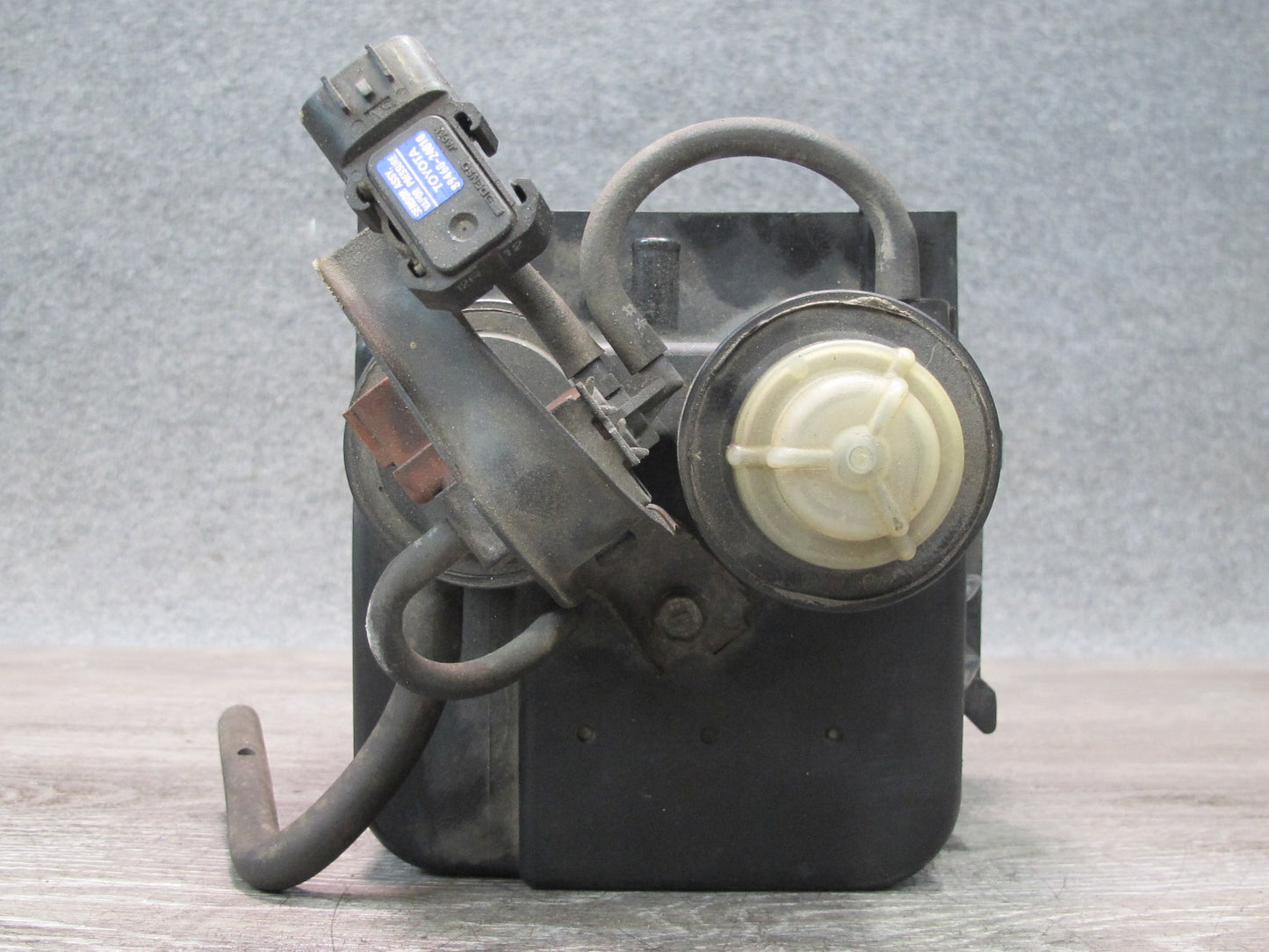1997 Lexus UZZ30L SC400 Fuel Evap Vapor Charcoal Canister 77740-24050 OEM
