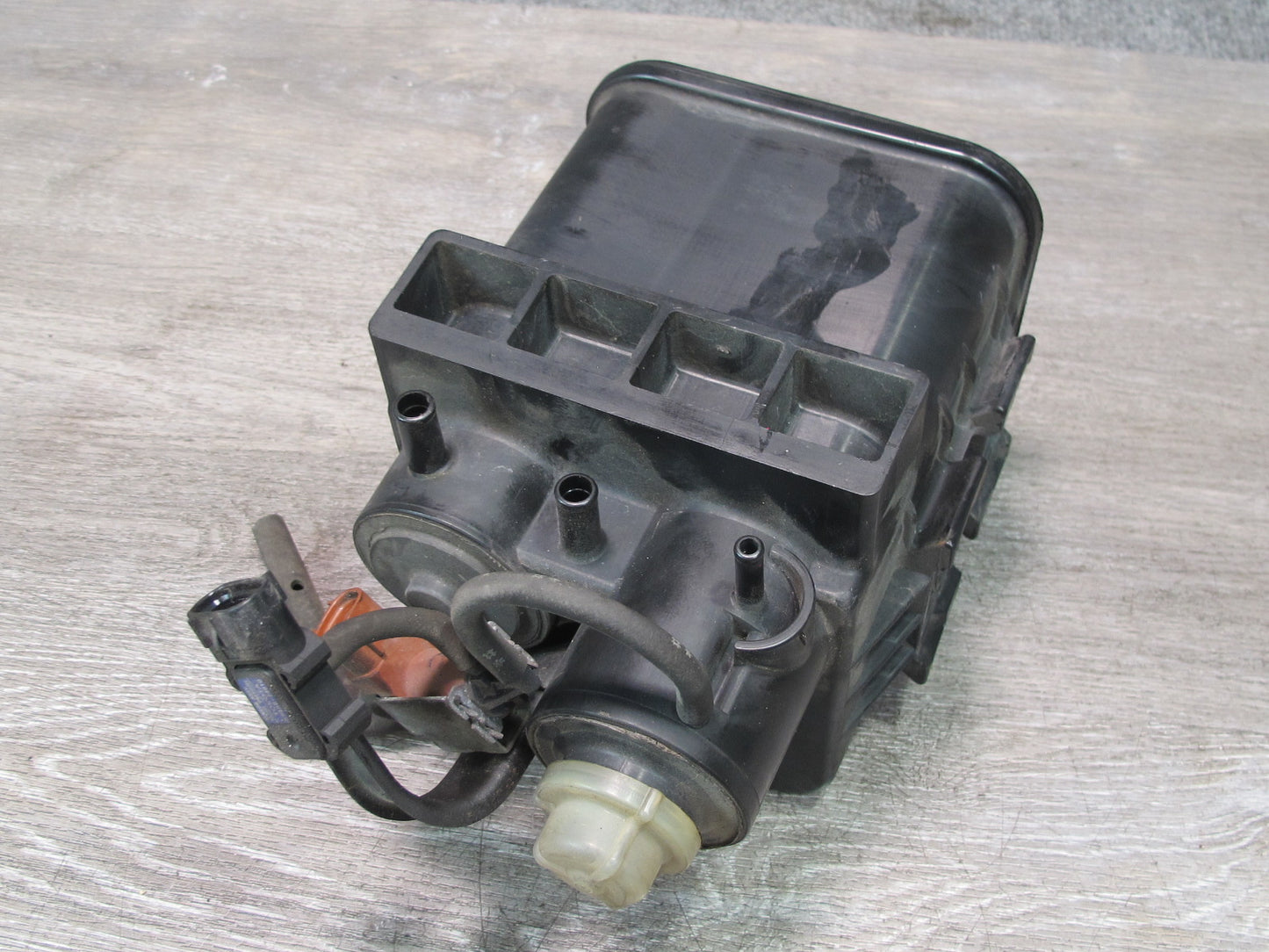 1997 Lexus UZZ30L SC400 Fuel Evap Vapor Charcoal Canister 77740-24050 OEM