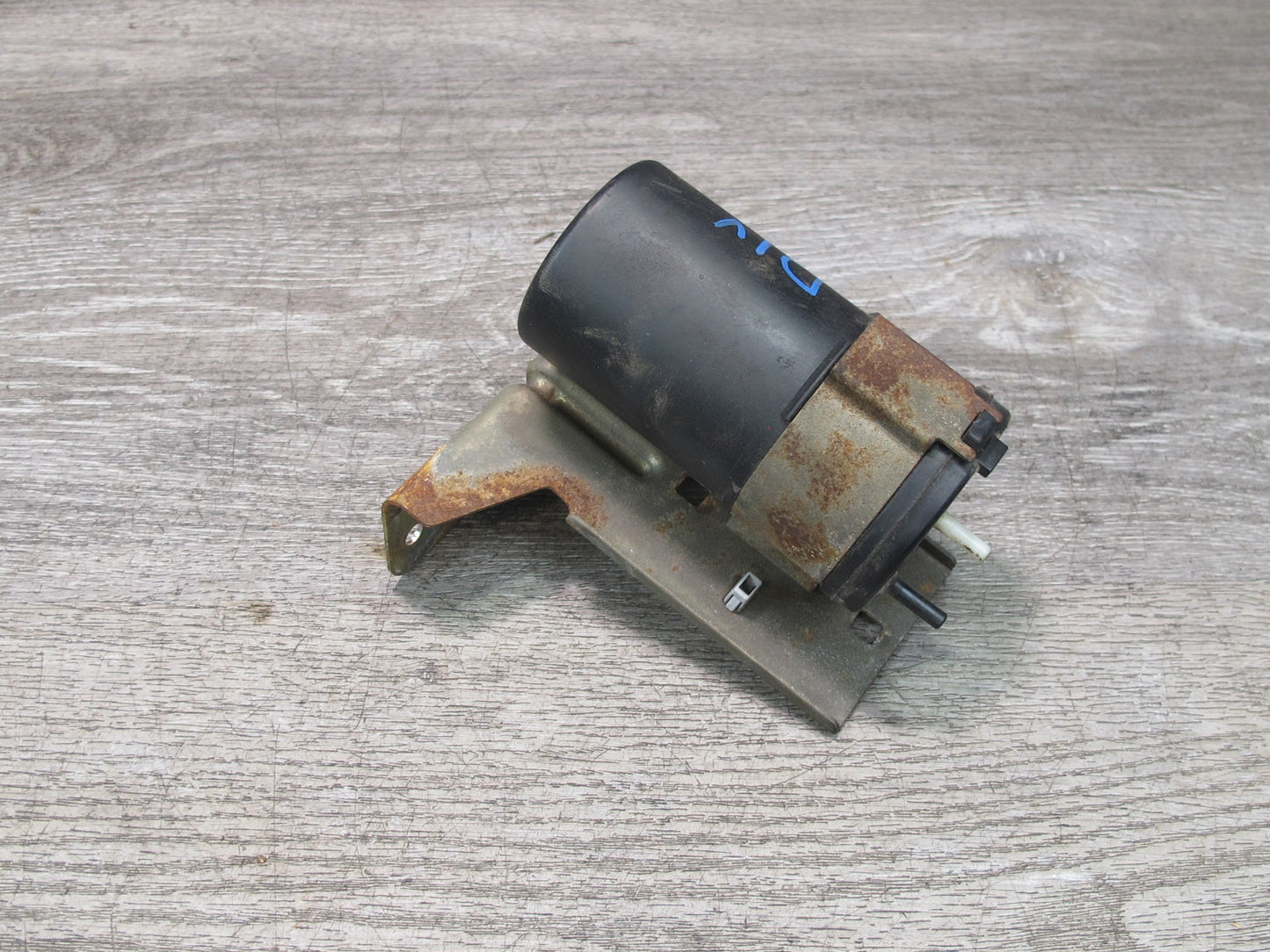 99-01 Isuzu Vehicross Vacuum Reservoir Tank w Bracket OEM
