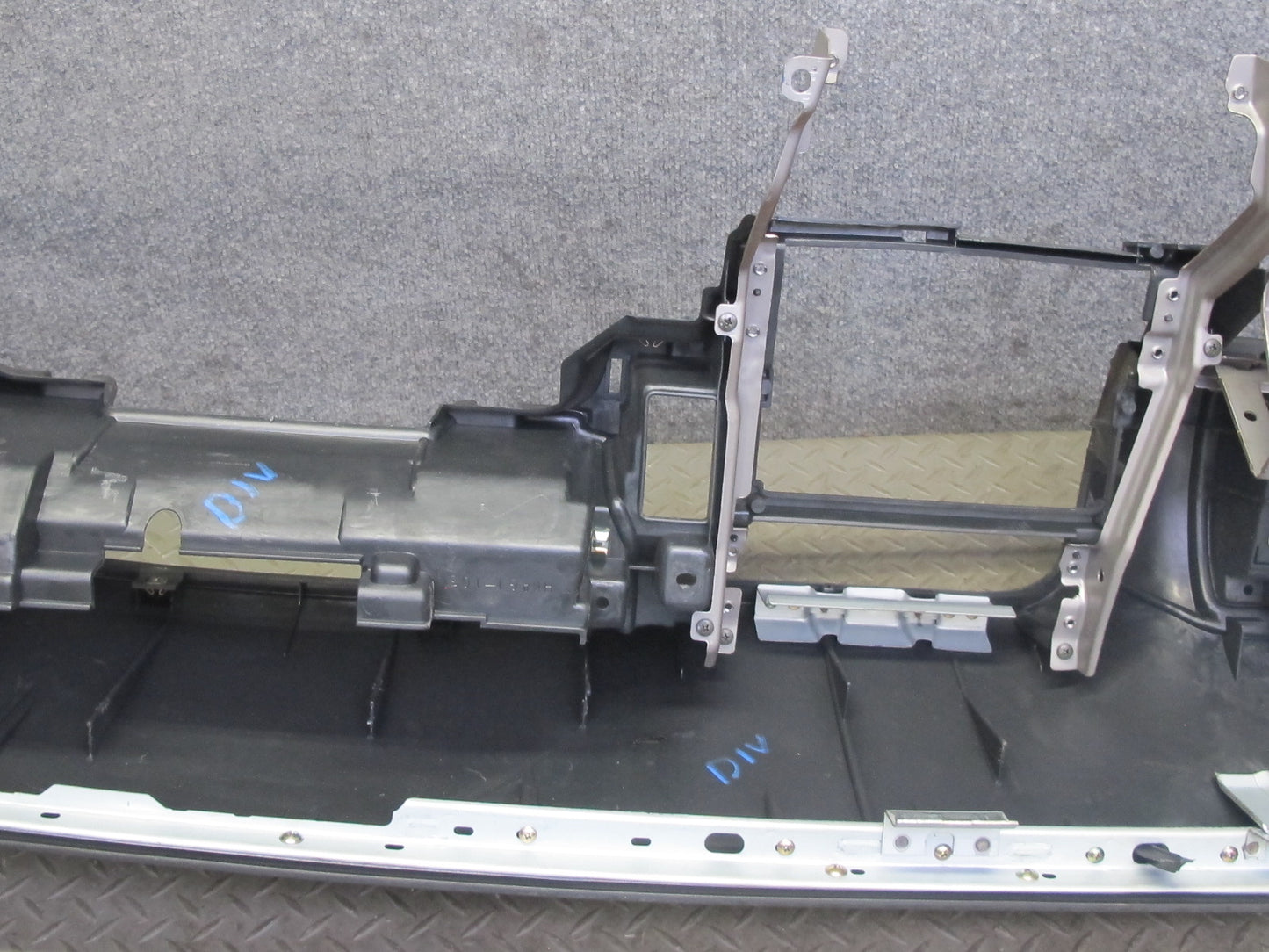 99-01 Isuzu Vehicross Front Dash Dashboard Instrument Panel Assembly Black OEM