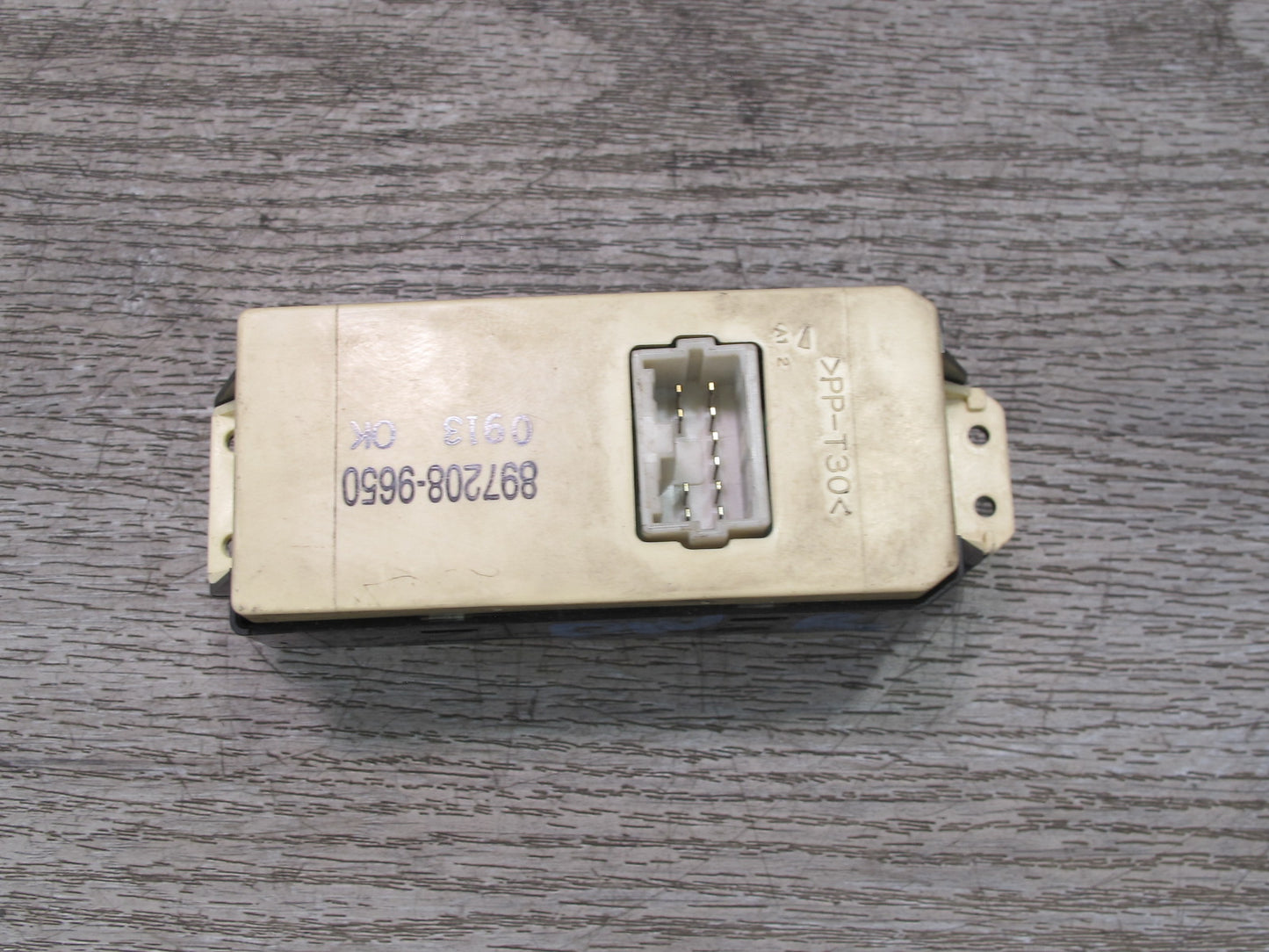99-01 Isuzu Vehicross Front Right Passenger Door Lock Unlock Window Switch OEM