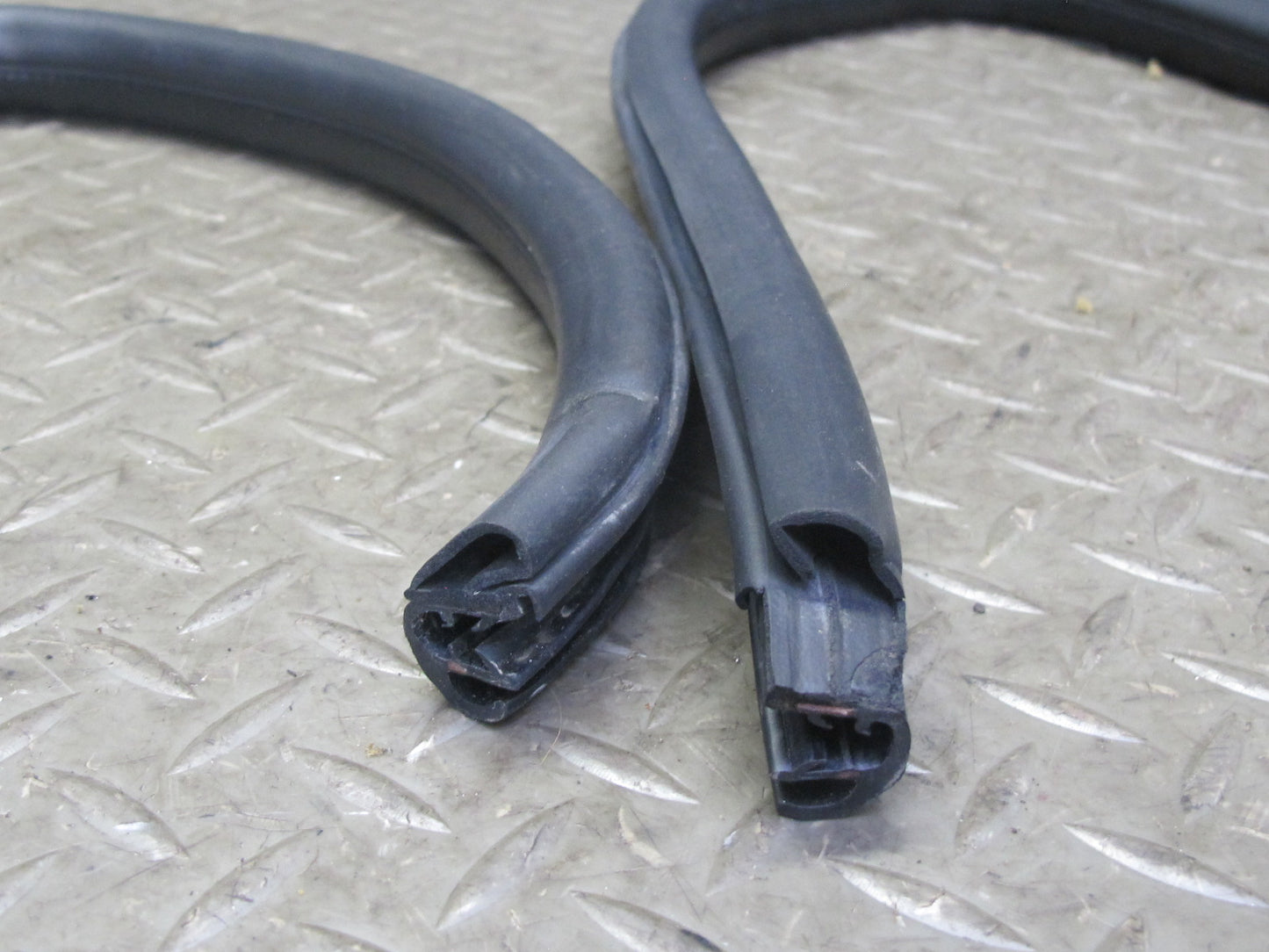 99-01 Isuzu Vehicross Right Passeger Door Weatherstrip Rubber Seal OEM